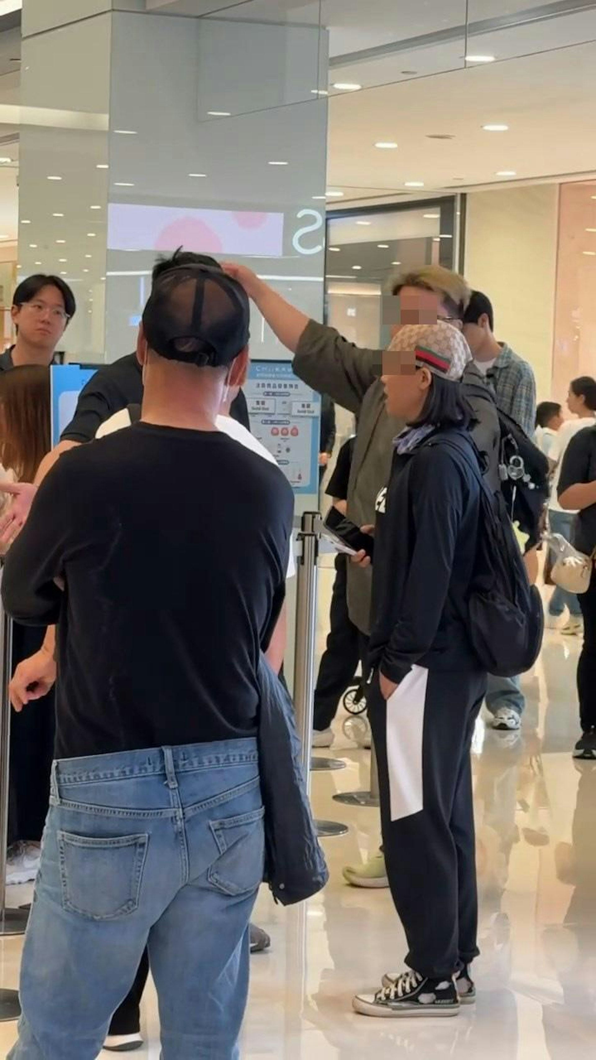 被問CHIIKAWA是什麼名字,短髮大媽衝出堅定地喊「卡哇痴(音近)」。(sandytcy/threads影片截圖) 被問CHIIKAWA是什麼名字,短髮大媽衝出堅定地喊「卡哇痴(音近)」。(sandytcy/threads影片截圖)