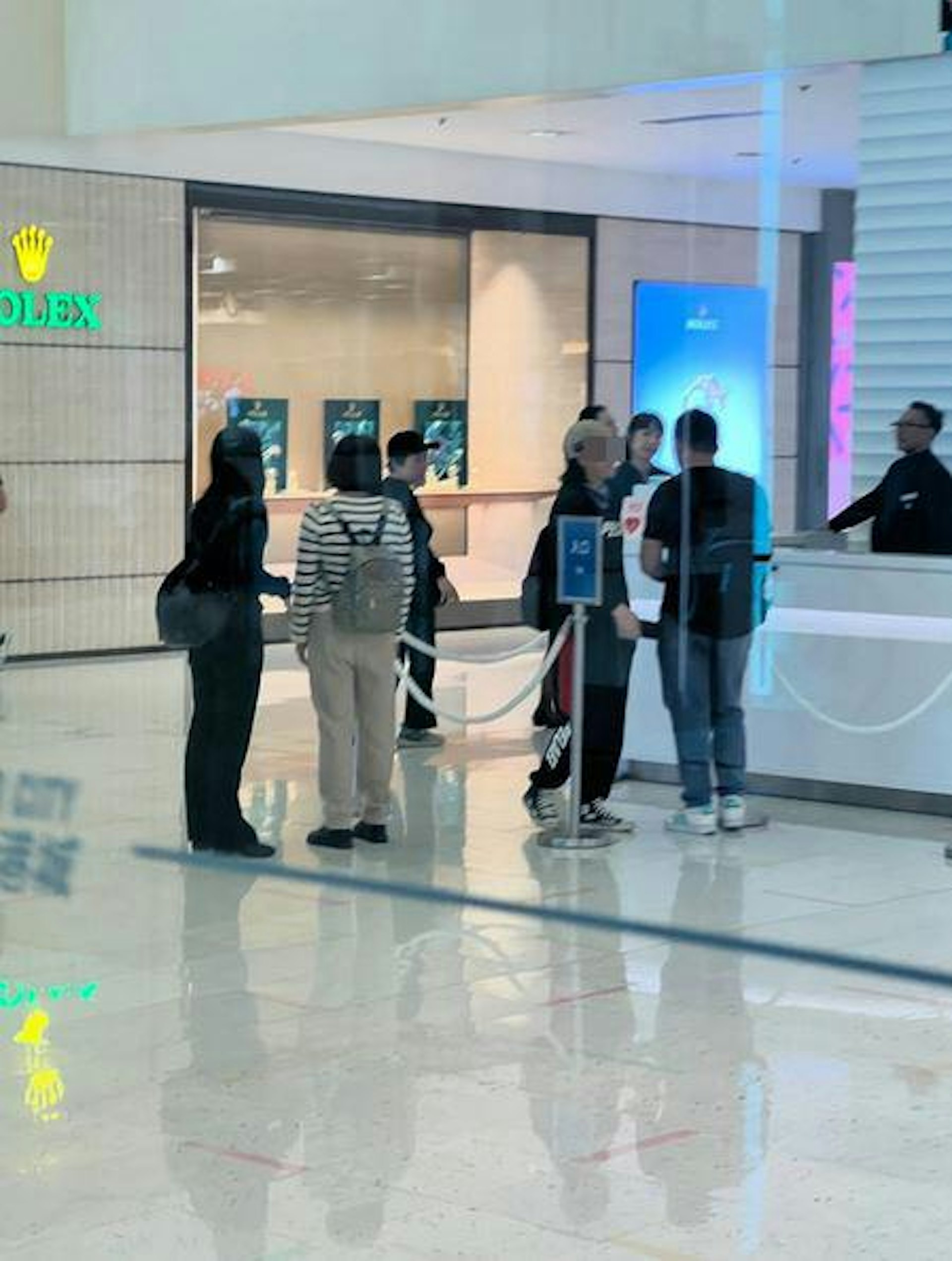 據目擊者指,大媽們之後走到客服中心,疑似投訴。(sandytcy/threads影片截圖) 據目擊者指,大媽們之後走到客服中心,疑似投訴。(sandytcy/threads影片截圖)