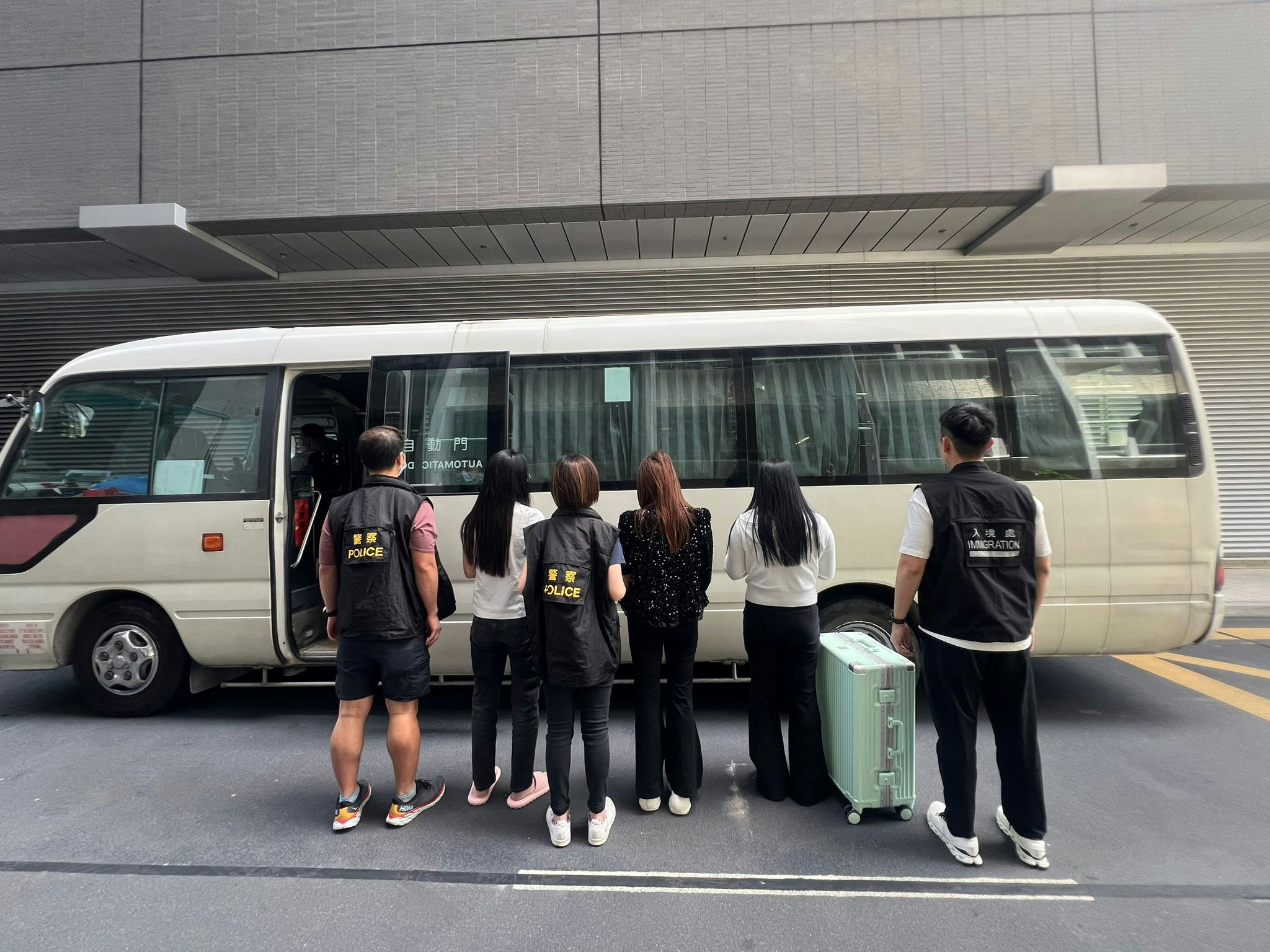 警方聯同入境處人員於灣仔掃黃，共拘捕7名內地女子。（警方提供）