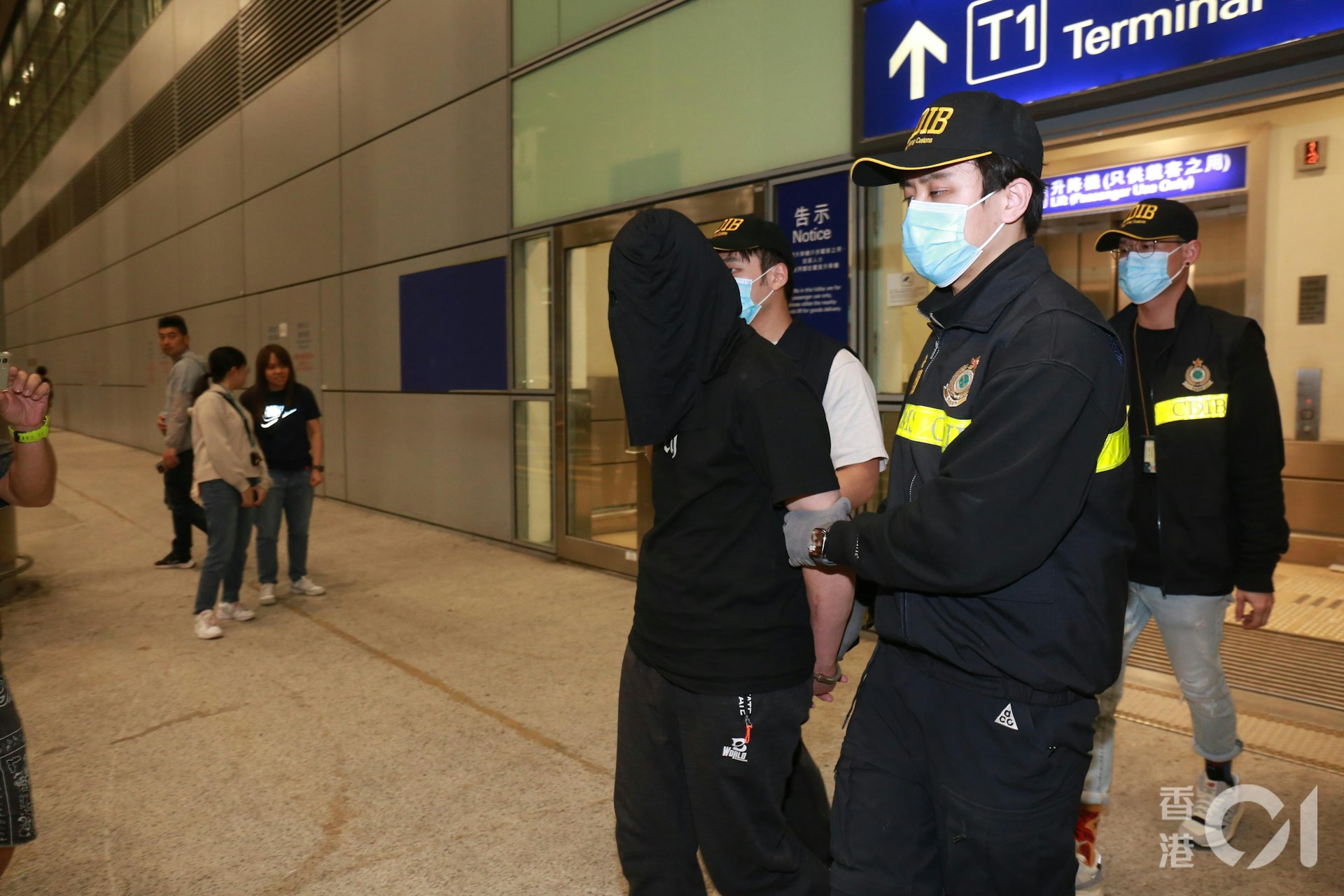 涉案40歲男飛機維修員,被控一項「販運危險藥物」罪,明日(16日)在西九龍裁判法院提堂。(林振華攝) 涉案40歲男飛機維修員,被控一項「販運危險藥物」罪,明日(16日)在西九龍裁判法院提堂。(林振華攝)