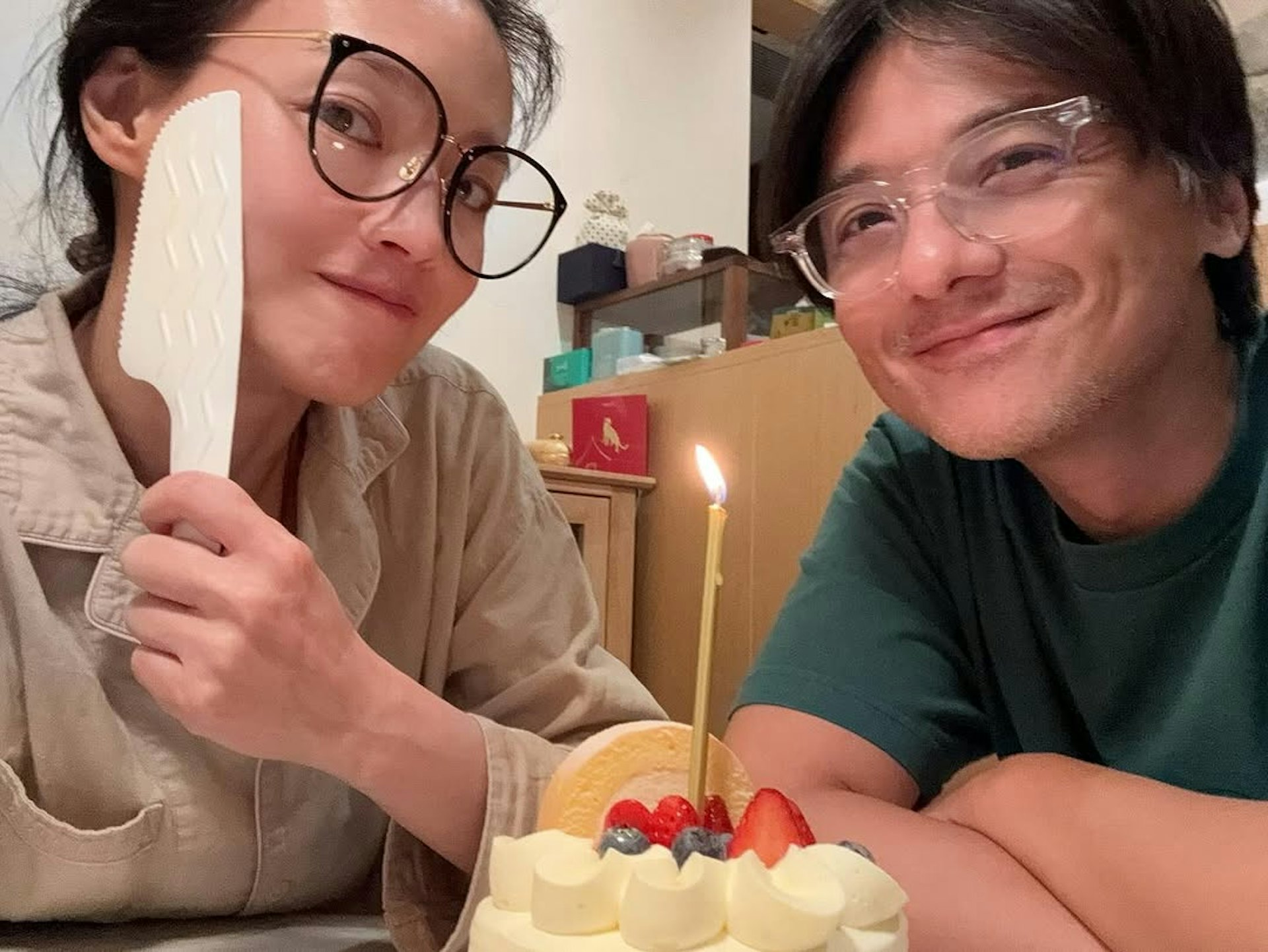 舒淇與馮德倫在家中二人世界慶生,疑似素顏上陣,雖然畫面簡單但非常恩愛溫馨。