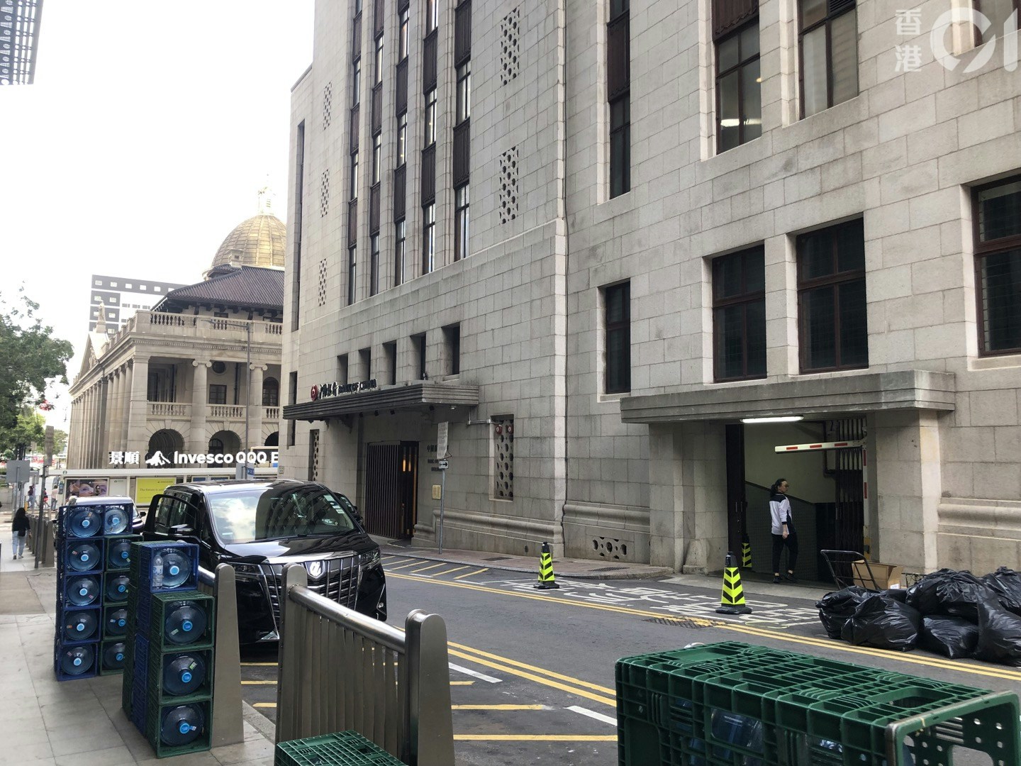 今日（16日）下午約5時，在中環銀行街，原本不准停車等候的上落客區有私家車停泊。（吳綽詩攝）