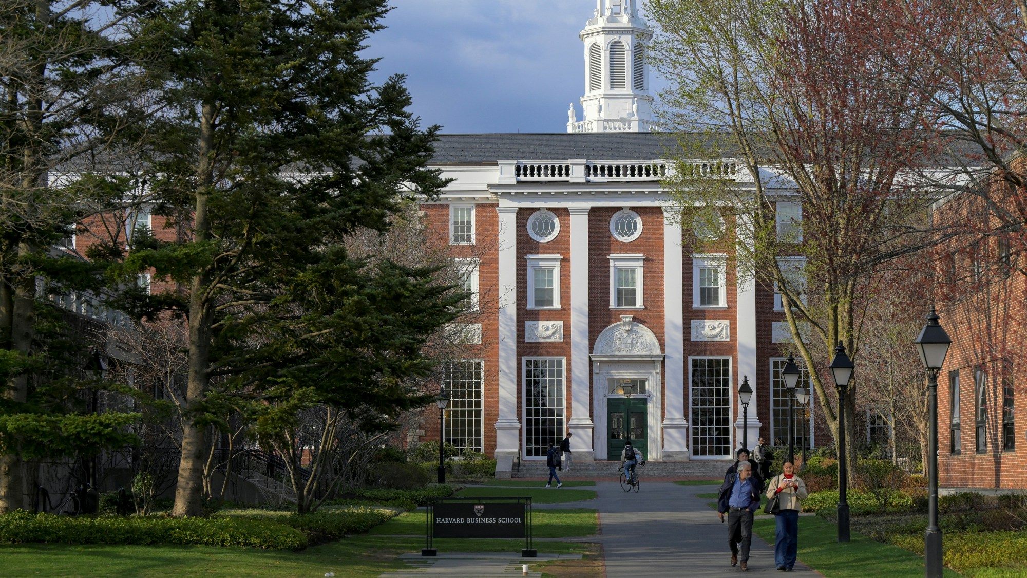 2025年4月15日,美國麻省劍橋市,人們在哈佛大學(Harvard University)商學院校園內行走。(Reuters)