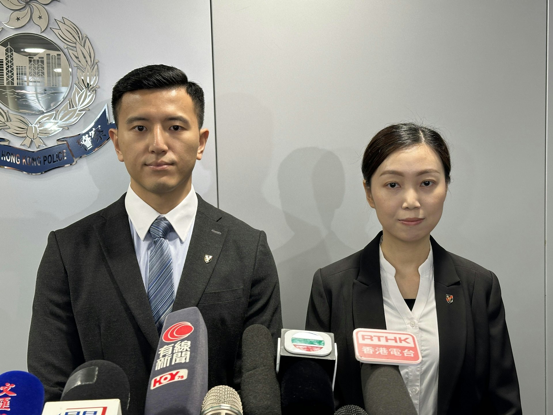 商業罪案調查科總督察莫麗瓊(右)及高級督察蔡建恒交代案情。(馬耀文攝) 商業罪案調查科總督察莫麗瓊(右)及高級督察蔡建恒交代案情。(馬耀文攝)