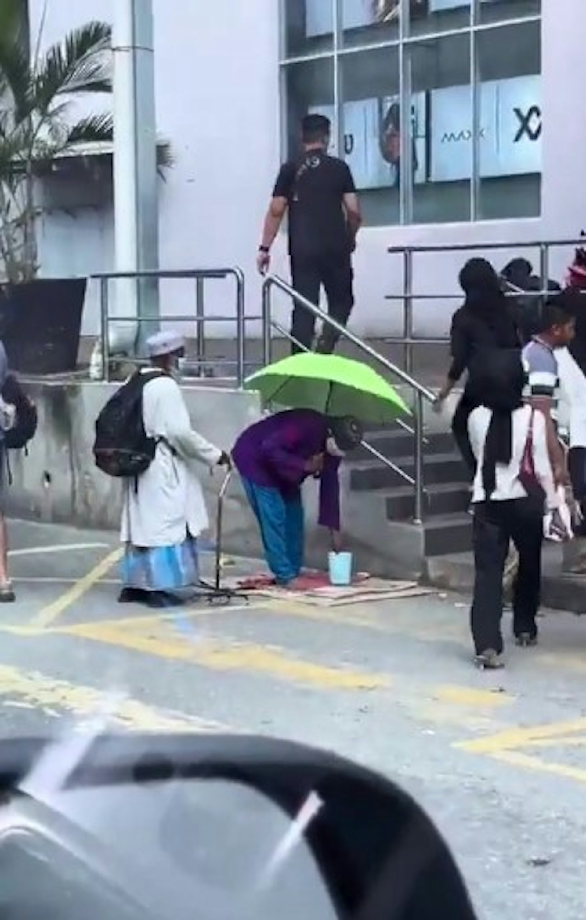 馬來西亞有民眾拍到「乞丐交更」一刻,片段瘋傳引來民眾嘩然。(小紅書影片截圖) 馬來西亞有民眾拍到「乞丐交更」一刻,片段瘋傳引來民眾嘩然。(小紅書影片截圖)