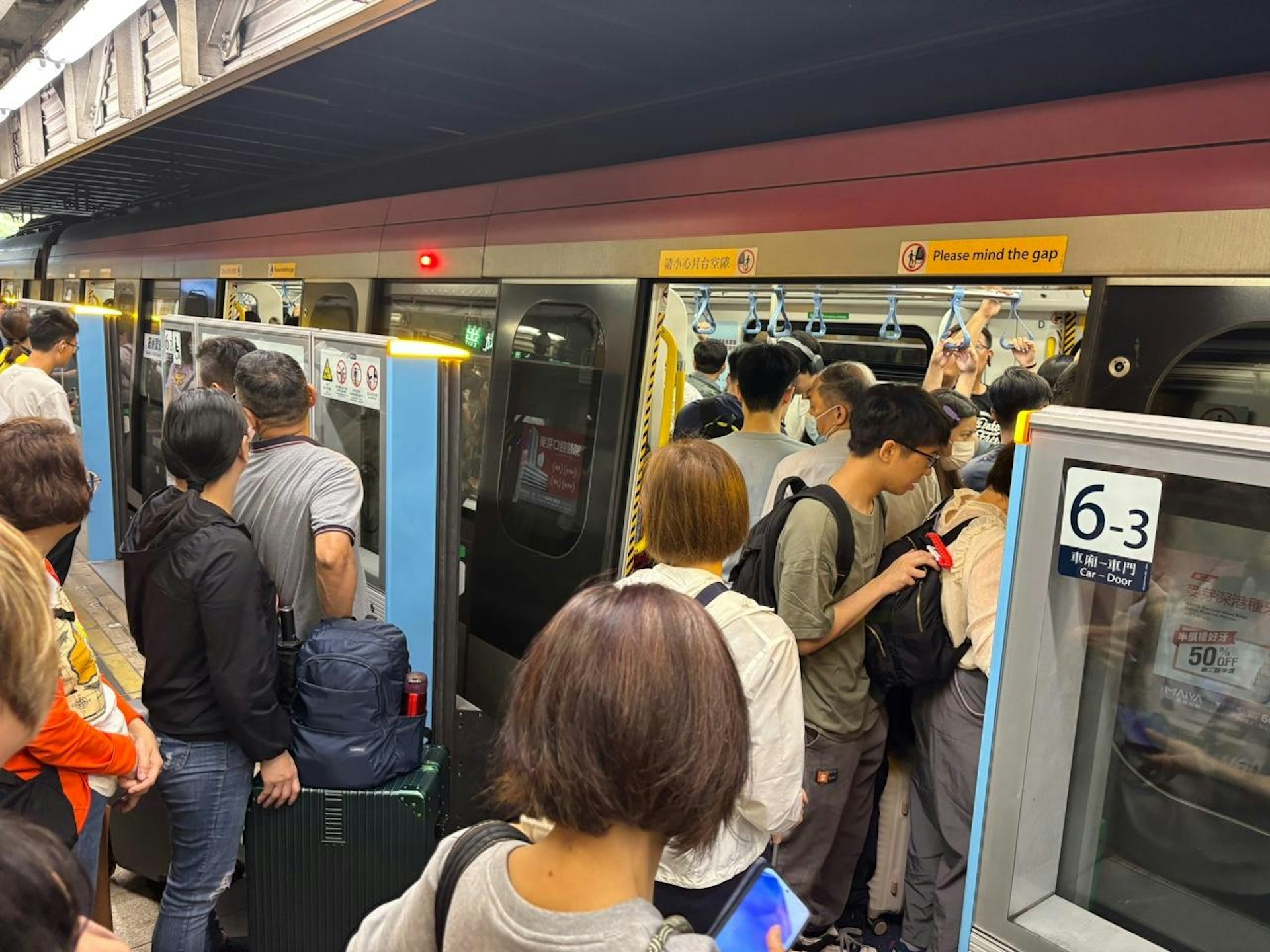 復活節假期首日,大批市民在上水站月台等候列車往羅湖/落馬洲。(吳美松攝) 復活節假期首日,大批市民在上水站月台等候列車往羅湖/落馬洲。(吳美松攝)
