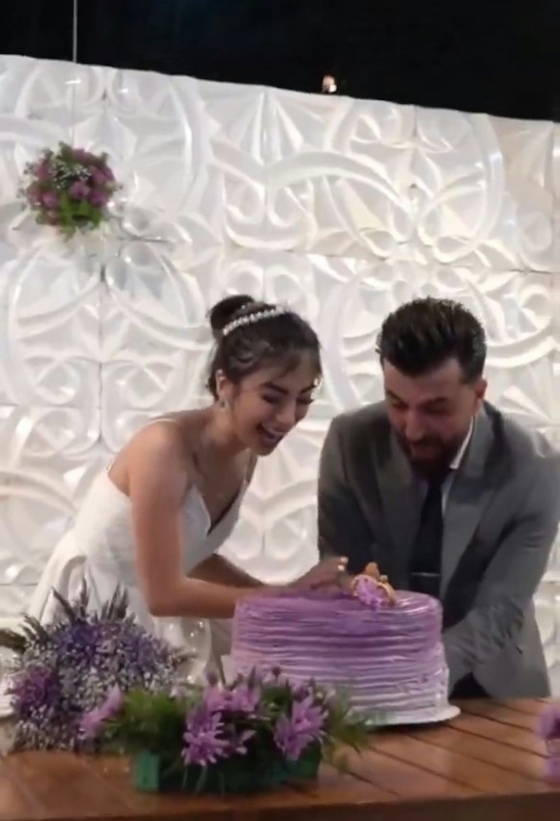 國外1名新郎在婚禮上用短短2秒,就破壞了新娘的精緻妝容。(X影片截圖) 國外1名新郎在婚禮上用短短2秒,就破壞了新娘的精緻妝容。(X影片截圖)