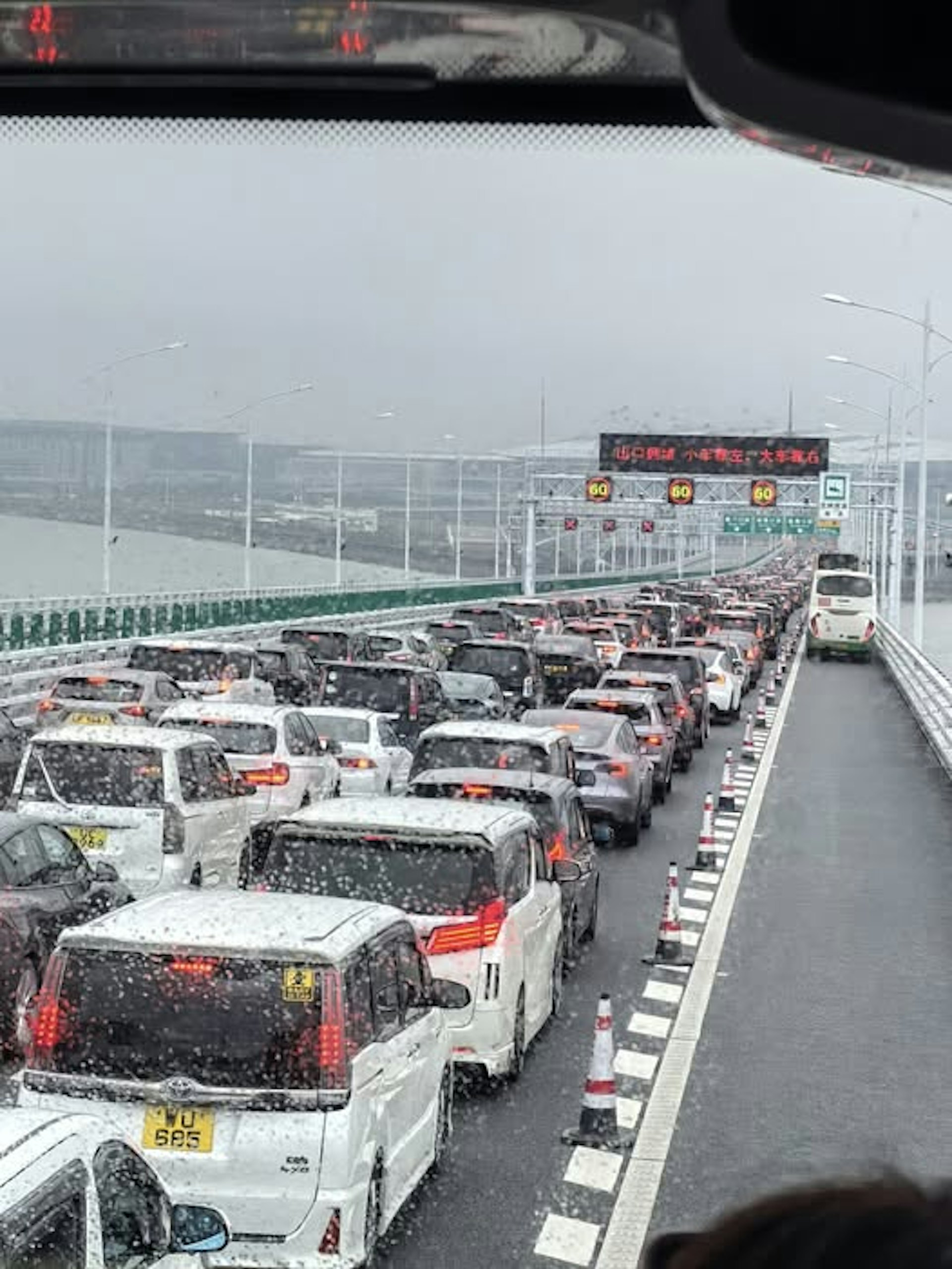 港人港車北上度假,港珠澳大橋出現車龍。(港車北上分享FB圖片) 港人港車北上度假,港珠澳大橋出現車龍。(港車北上分享FB圖片)