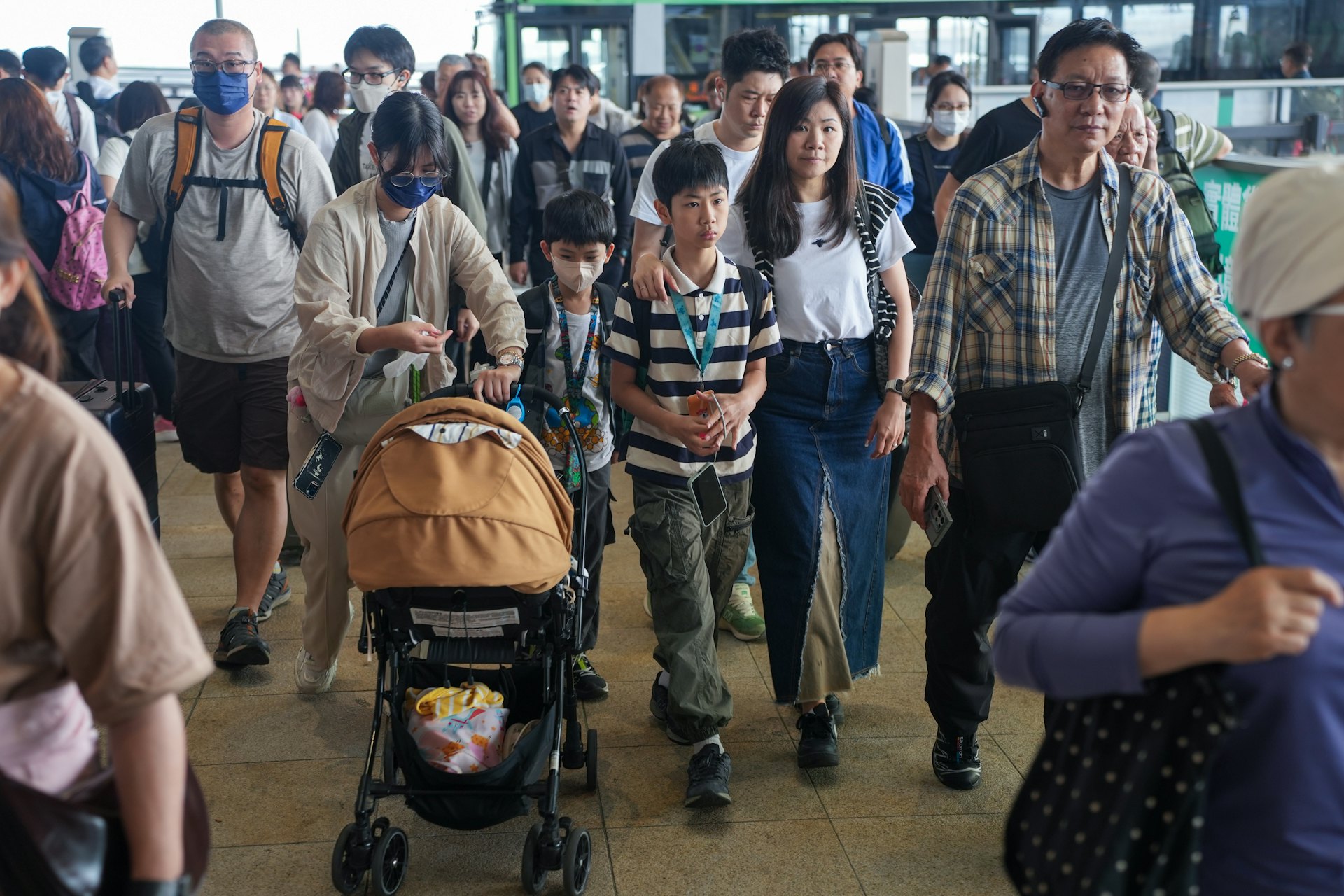 復活節長假期首日(18日),經港珠澳大橋北上遊玩人頭湧湧。(黃浩謙攝) 復活節長假期首日(18日),經港珠澳大橋北上遊玩人頭湧湧。(黃浩謙攝)