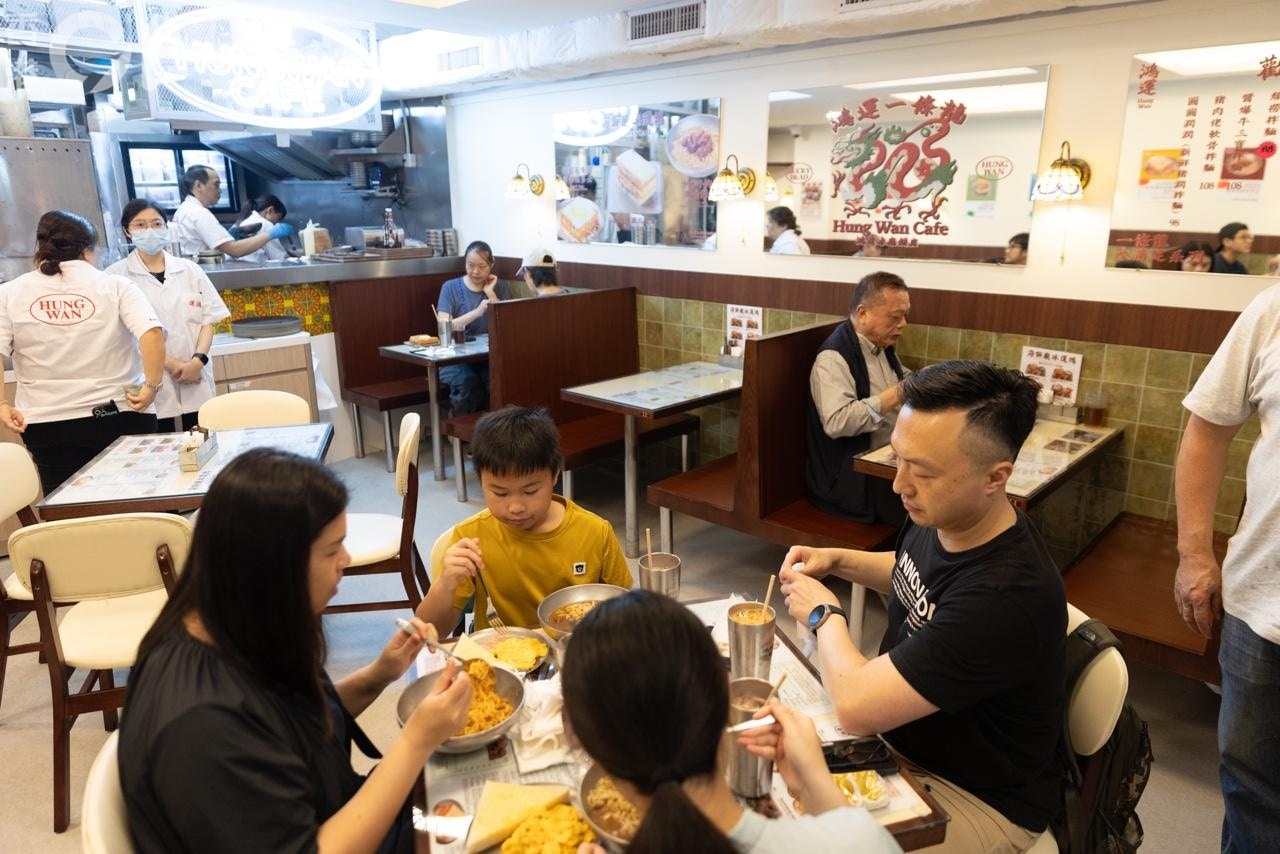 鴻運冰廳餅店4月18日重開，沿用舊有班底。店舖保留原有招牌及印有「鴻運一條龍」的玻璃鏡。（梁鵬威攝）