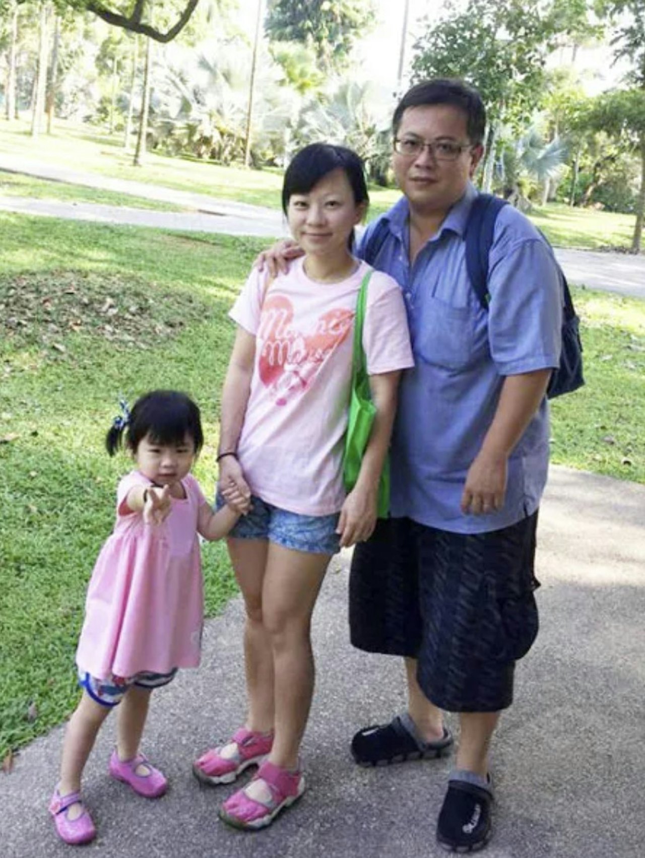 張錦興(右)和妻子鍾佩珊(中)及女兒張梓寧(左)合照。(網上圖片) 張錦興(右)和妻子鍾佩珊(中)及女兒張梓寧(左)合照。(網上圖片)