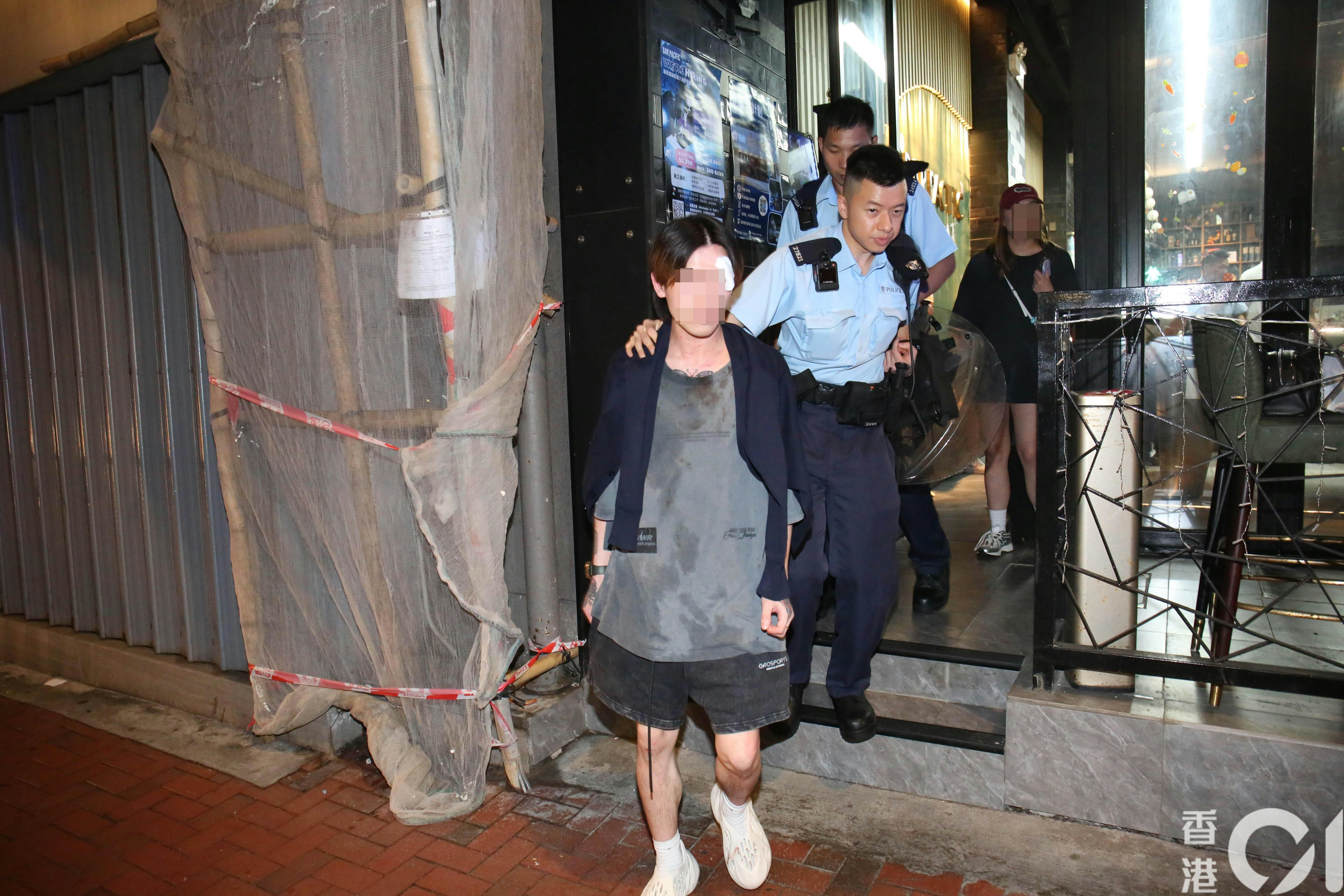 被捕男子眼角受傷。(李家傑攝) 被捕男子眼角受傷。(李家傑攝)