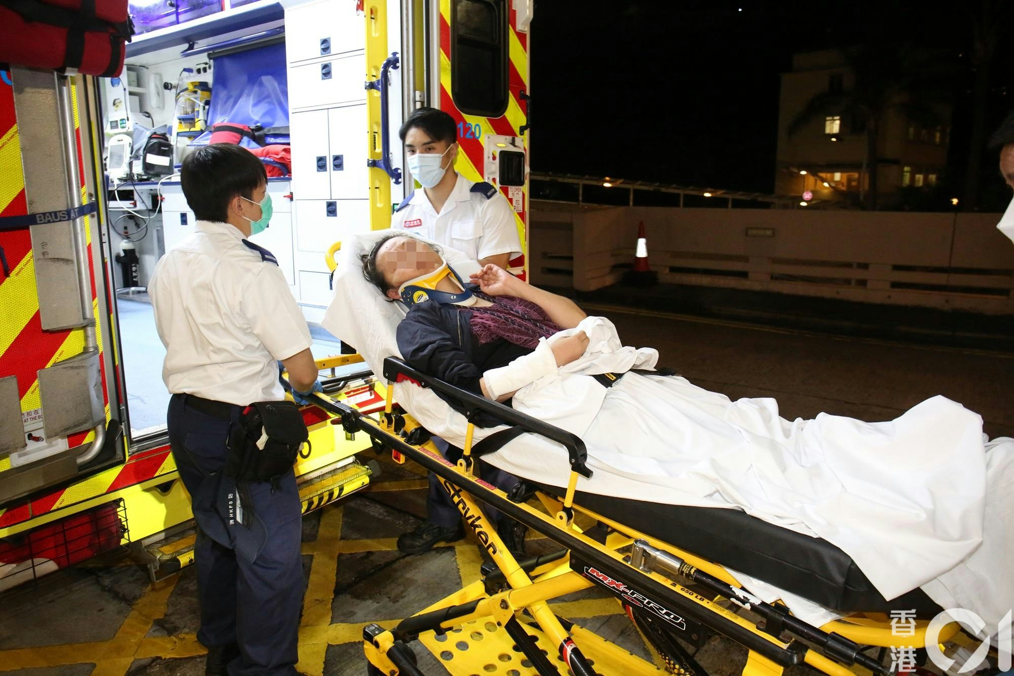 女傷者戴上頸箍。(李家傑攝) 女傷者戴上頸箍。(李家傑攝)