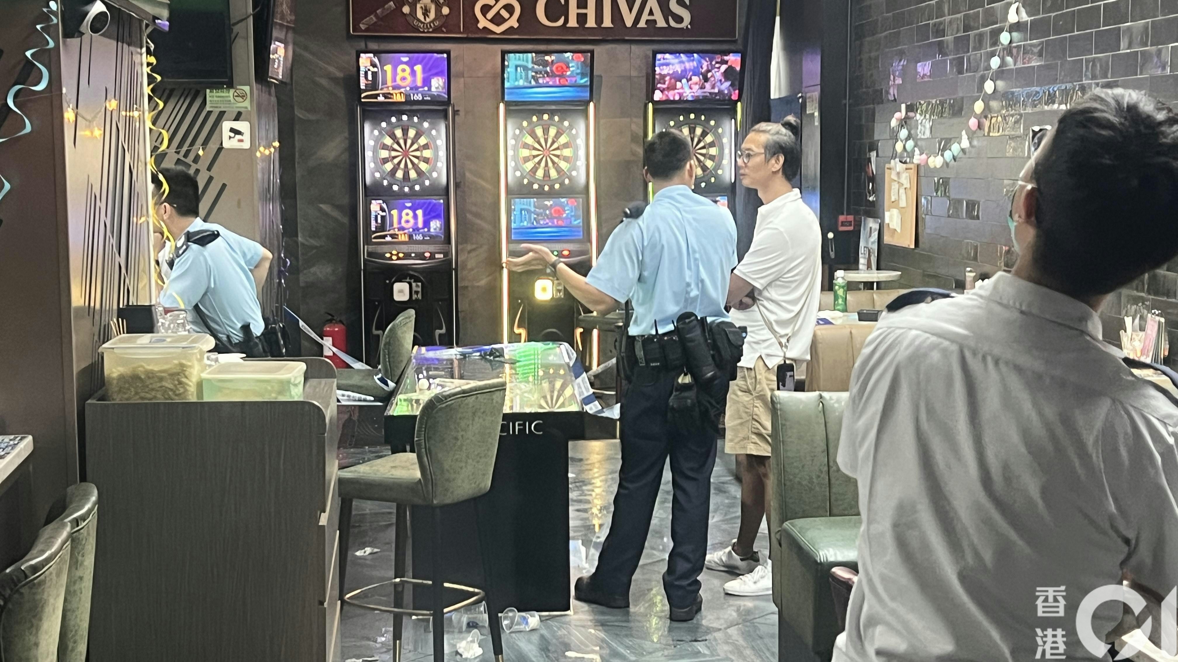 酒吧職員在場協助調查。(李家傑攝) 酒吧職員在場協助調查。(李家傑攝)