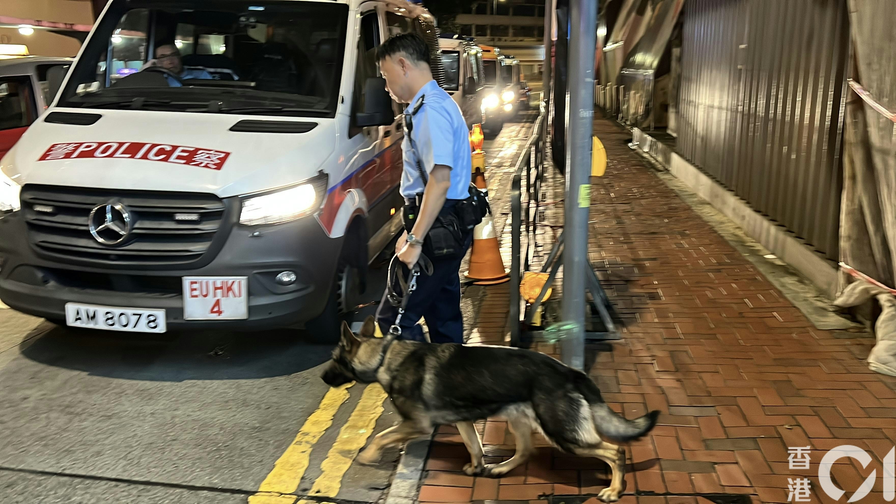 警員帶同警犬到場調查。(李家傑攝) 警員帶同警犬到場調查。(李家傑攝)