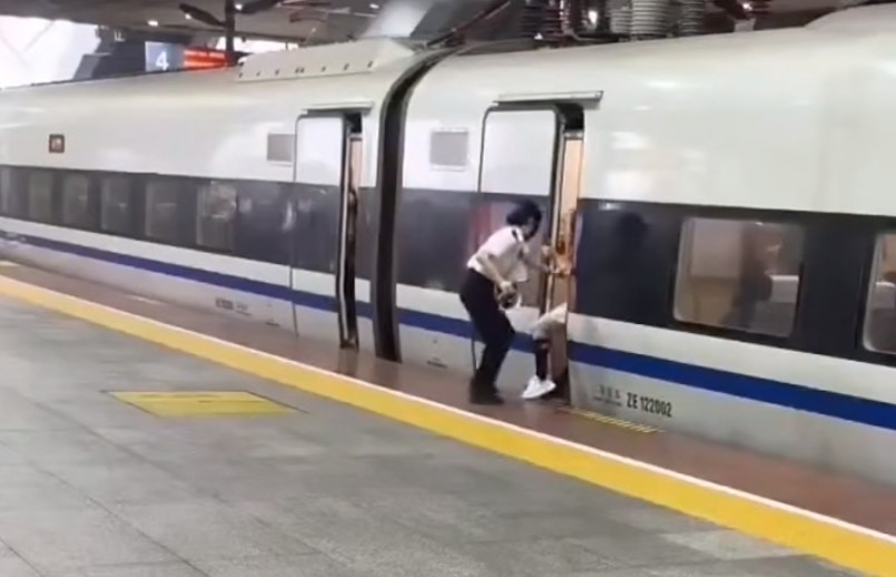 女子伸腿阻止高鐵關門。（微博）
