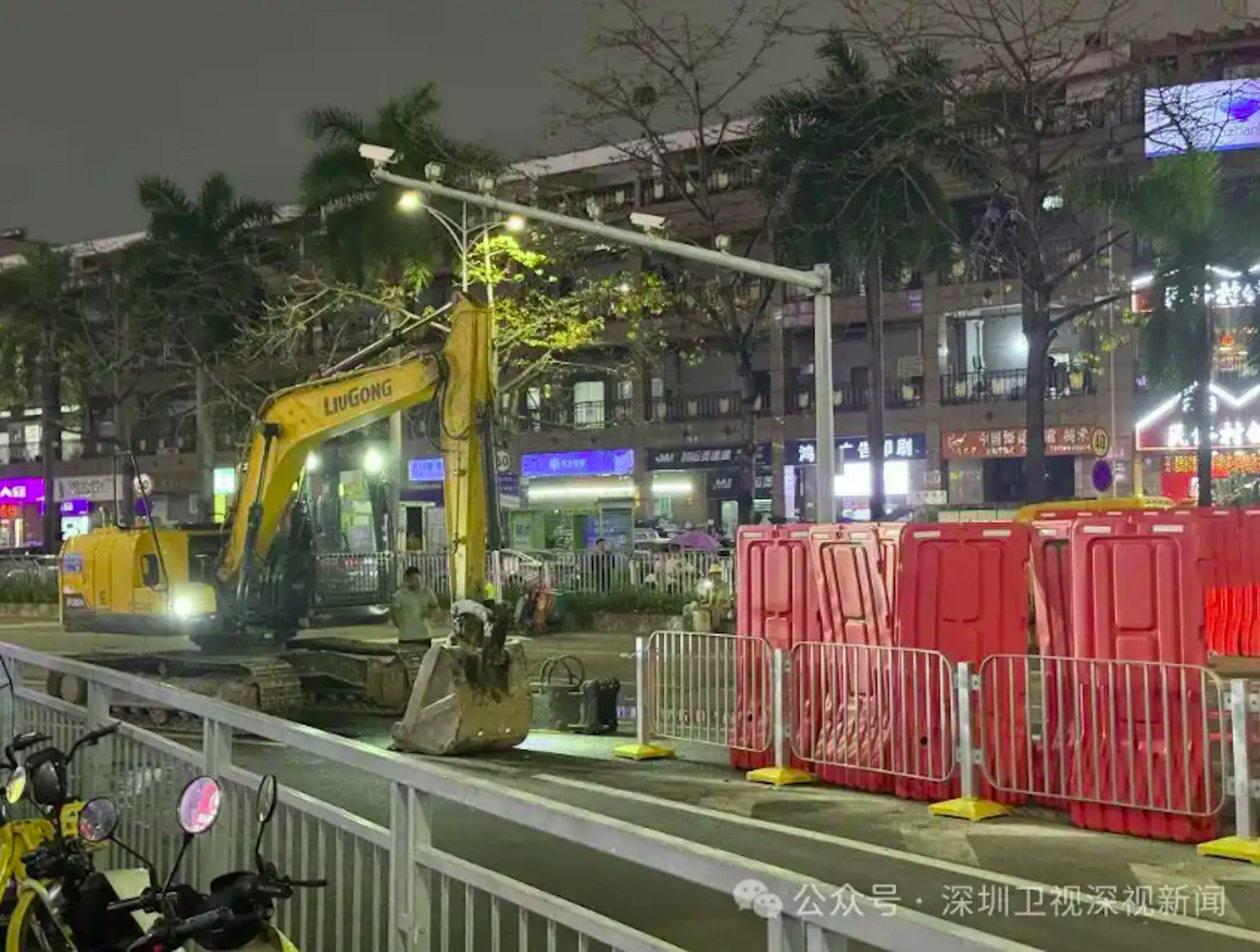 寶安區西鄉街道寶源路與海城路交匯處,發生一處地面塌陷。(深圳衛視) 寶安區西鄉街道寶源路與海城路交匯處,發生一處地面塌陷。(深圳衛視)