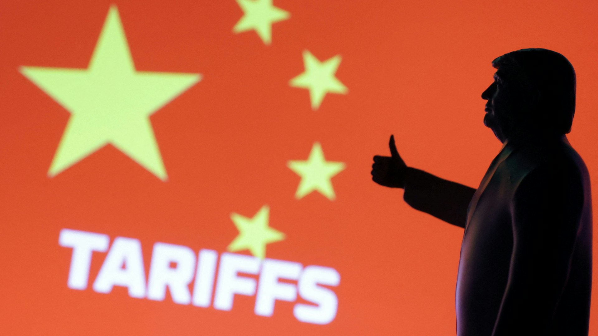 这张路透社于2025年4月17日拍摄的设计图片中,可以看到美国总统特朗普(Donald Trump)举起拇指的3D打印微模型、中国国旗以及写着「关税」的字眼。 (Reuters)