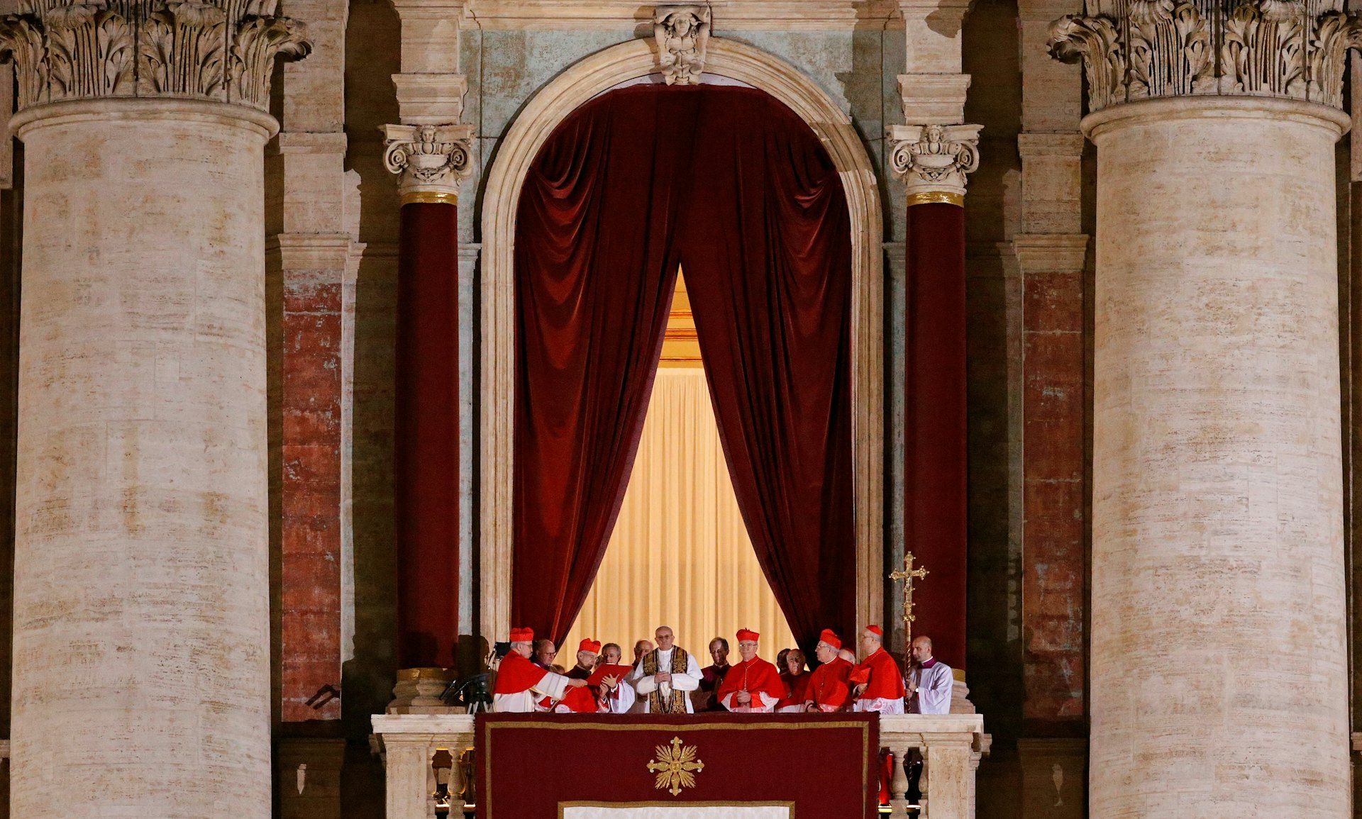 2013年3月13日,新當選的教宗方濟各(Pope Francis)在梵蒂岡樞機秘密會議選舉後,在聖伯多祿大教堂的陽台上與信眾見面。(Reuters) 2013年3月13日,新當選的教宗方濟各(Pope Francis)在梵蒂岡樞機秘密會議選舉後,在聖伯多祿大教堂的陽台上與信眾見面。(Reuters)