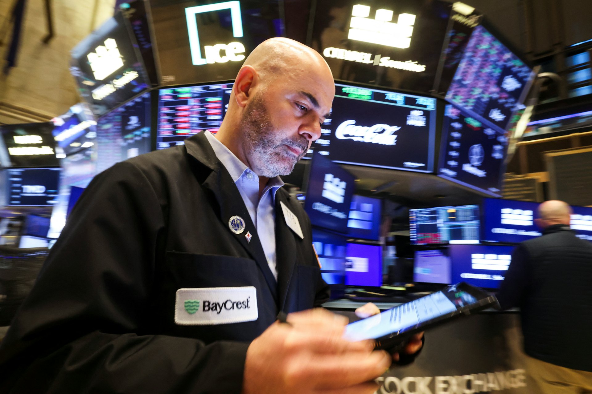 圖為2025年4月21日,交易員在美國紐約證券交易所(NYSE)大廳工作。(Reuters) 圖為2025年4月21日,交易員在美國紐約證券交易所(NYSE)大廳工作。(Reuters)