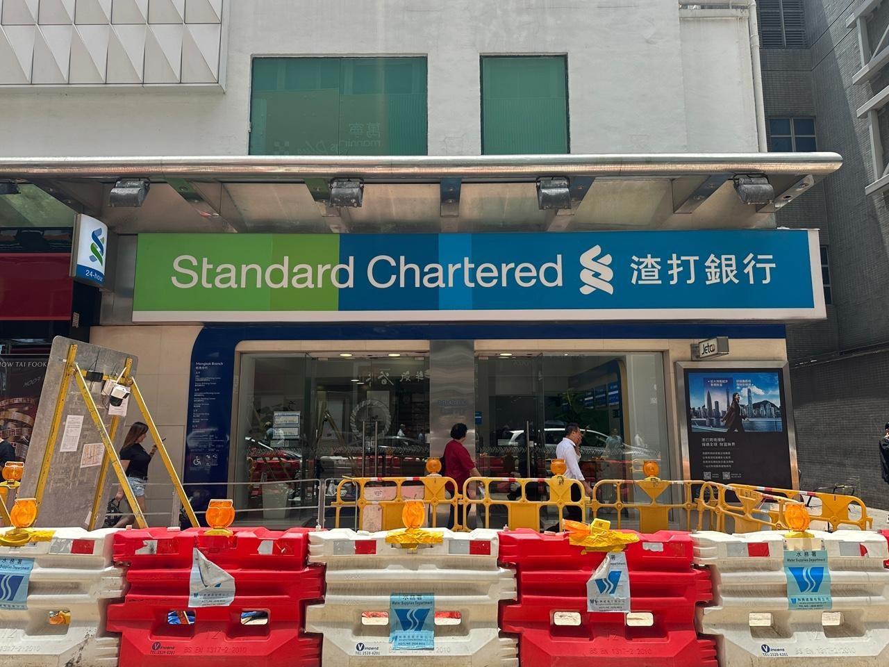 持1999張$5億偽鈔到旺角銀行「天價」開戶職員報警拘3內地男女