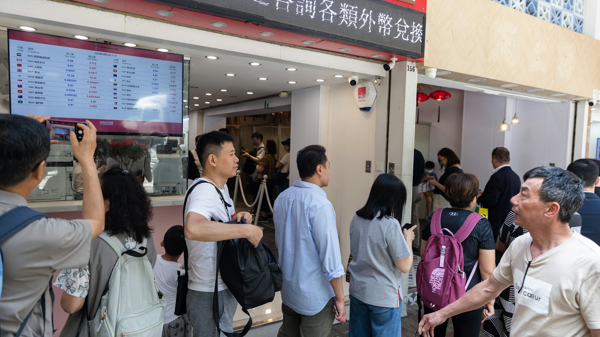 日圓轉強兌港元破5.5算 兌換店現人龍 暑假遊日市民早3個月唱錢 日圓轉強兌港元破5.5算 兌換店現人龍 暑假遊日市民早3個月唱錢