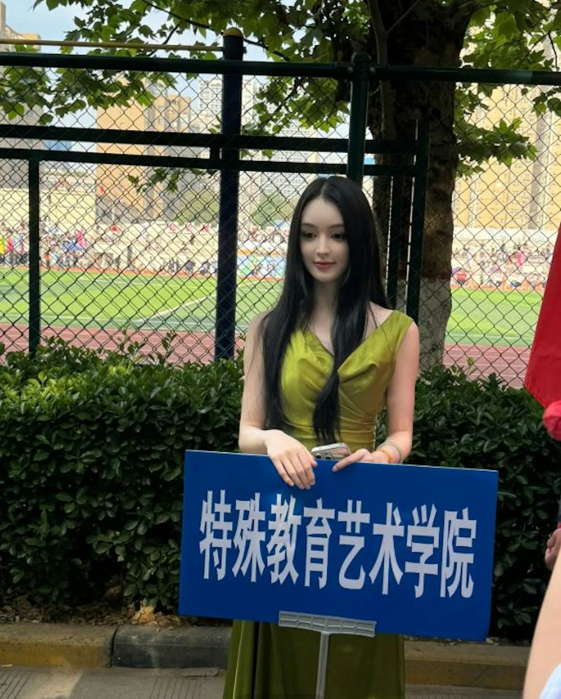 宸玥舉牌的畫面走紅網絡。(網上圖片) 宸玥舉牌的畫面走紅網絡。(網上圖片)