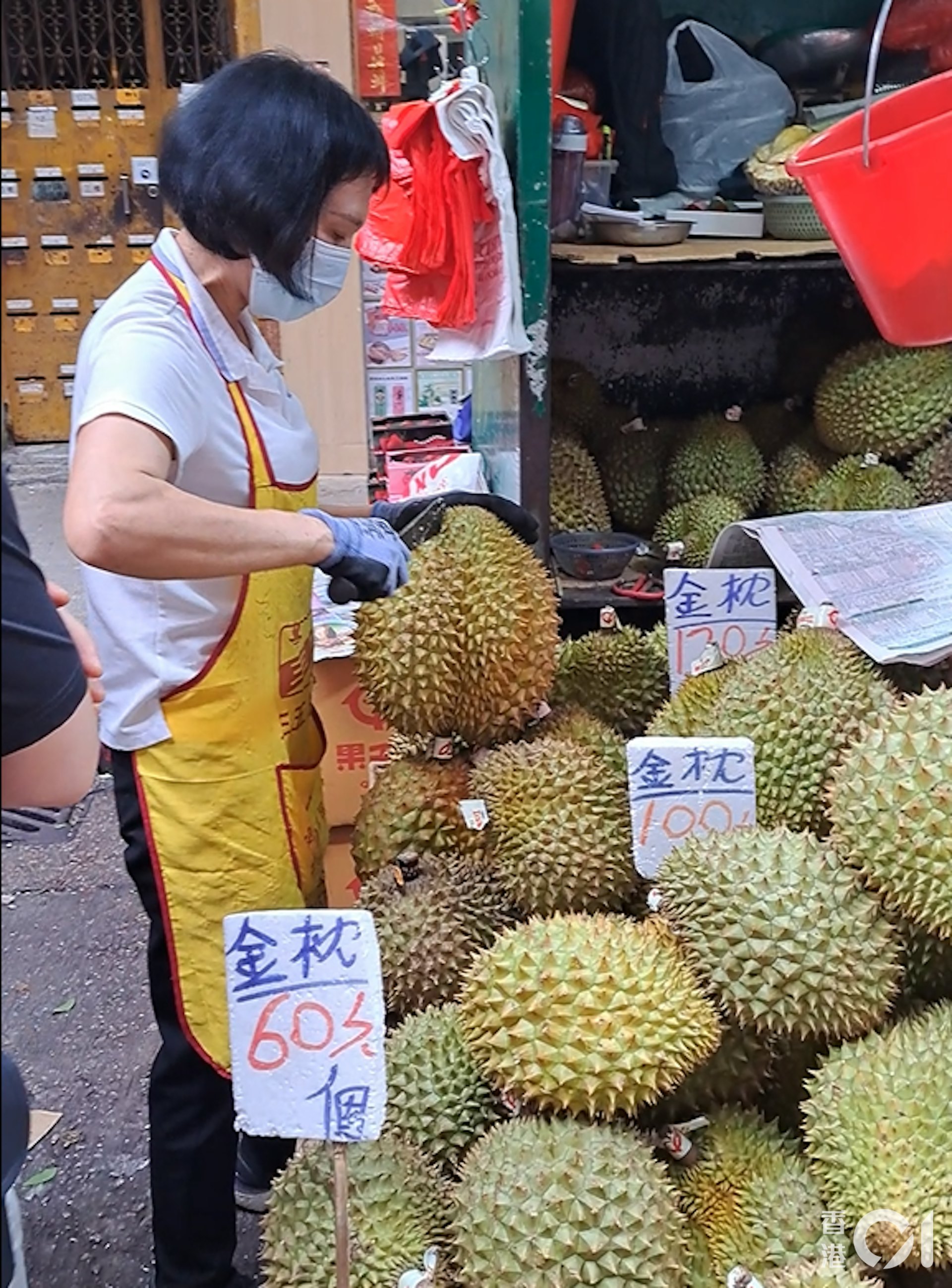 阿姐密密開榴槤。 阿姐密密開榴槤。