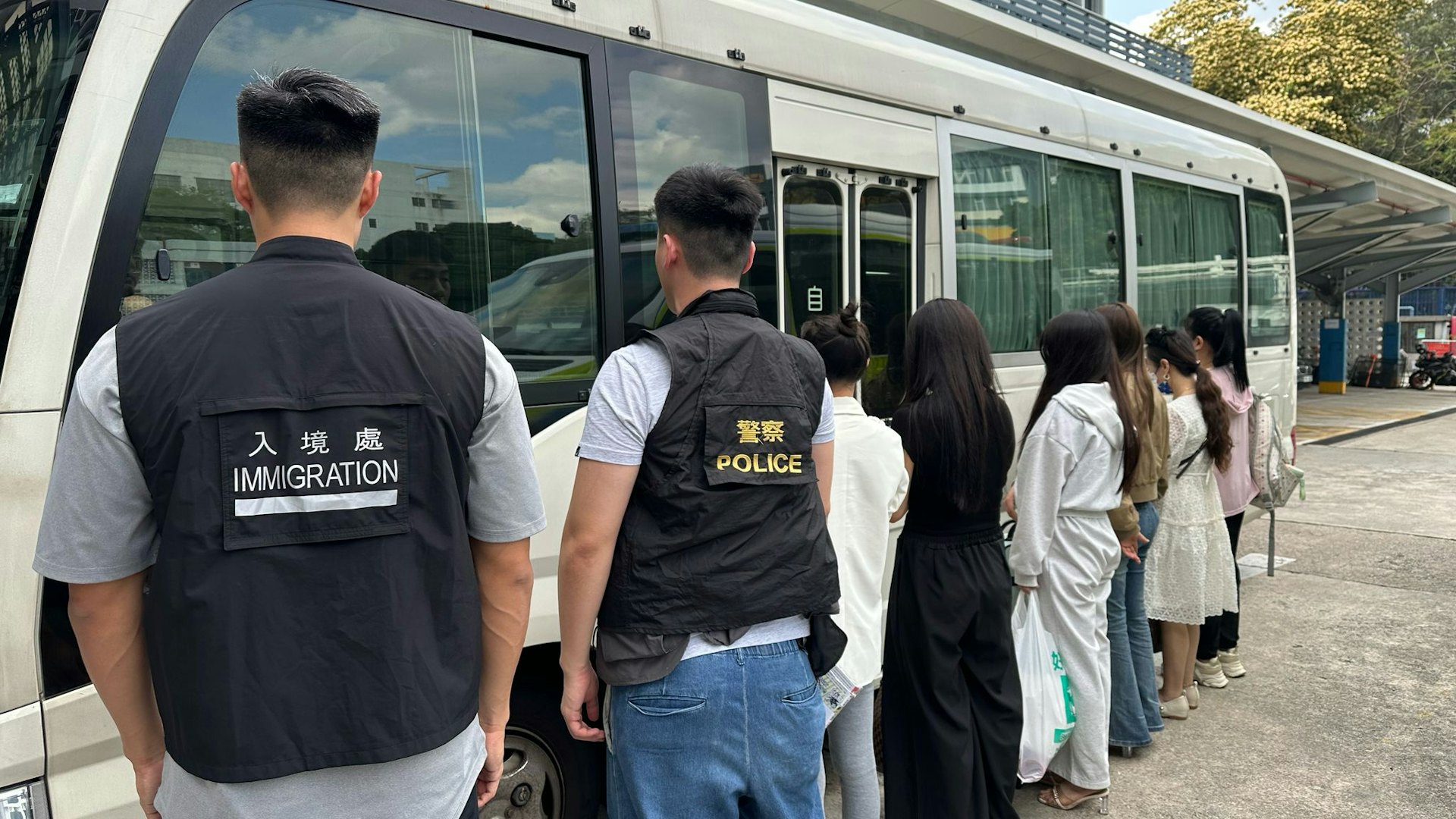警與入境處大埔上水掃黃 搜多個單位拘11內地女 警與入境處大埔上水掃黃 搜多個單位拘11內地女