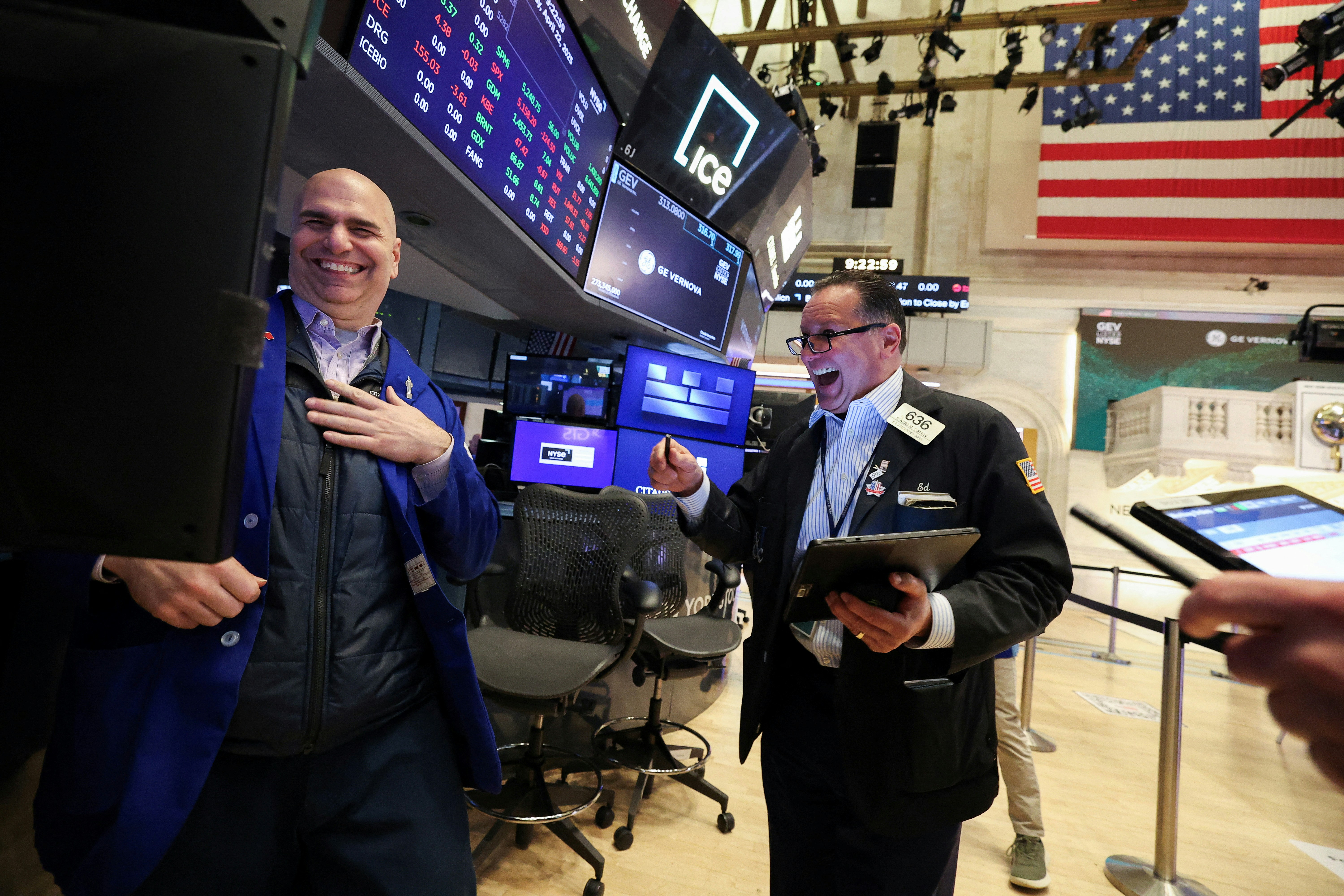 圖為2025年4月22日，交易員在美國紐約證券交易所（NYSE）大廳工作。（Reuters）