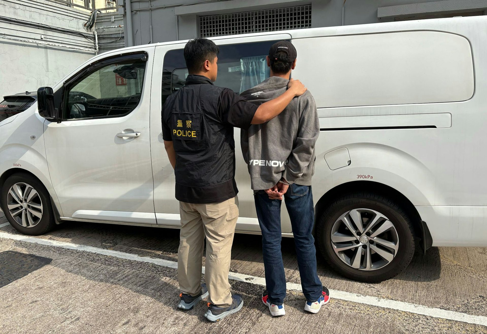 警方拘捕涉案男子。(警方提供) 警方拘捕涉案男子。(警方提供)