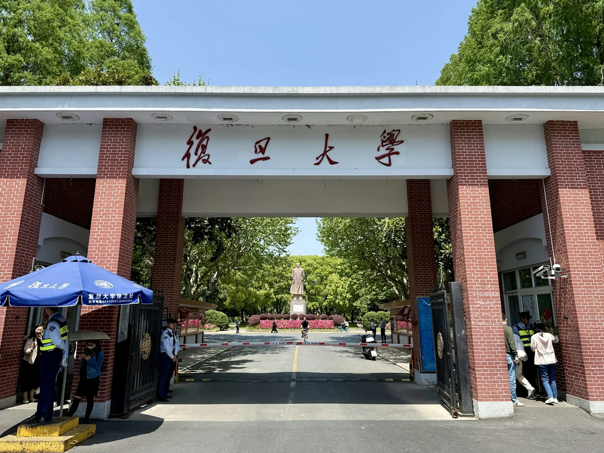 《香港01》上海新質生產力研學團行程包括參觀全國頂尖學府復旦大學,並安排在讀港生與學生分享留學經驗。 《香港01》上海新質生產力研學團行程包括參觀全國頂尖學府復旦大學,並安排在讀港生與學生分享留學經驗。