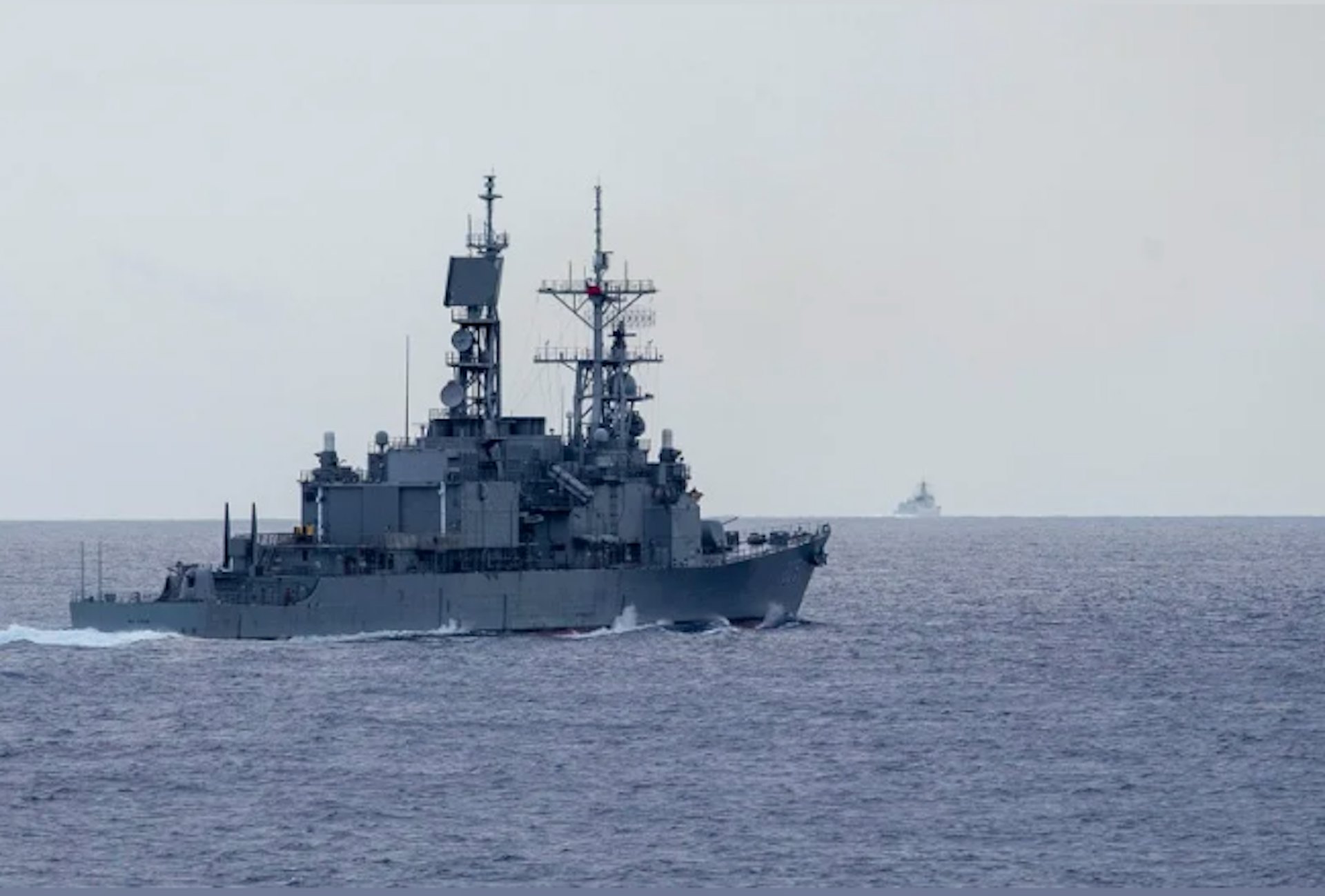 馬公號與遠處解放軍西安軍艦對峙畫面。 馬公號與遠處解放軍西安軍艦對峙畫面。