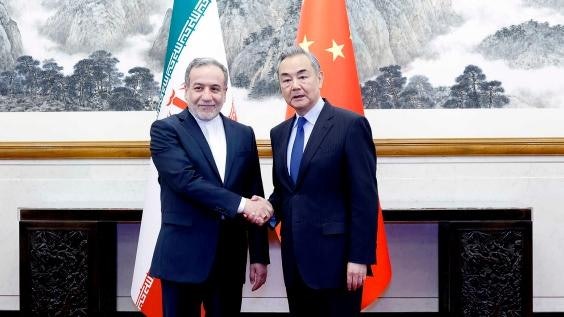 王毅晤伊朗外長談核問題 稱支持政治外交解決、反對非法單邊制裁 王毅晤伊朗外長談核問題 稱支持政治外交解決、反對非法單邊制裁