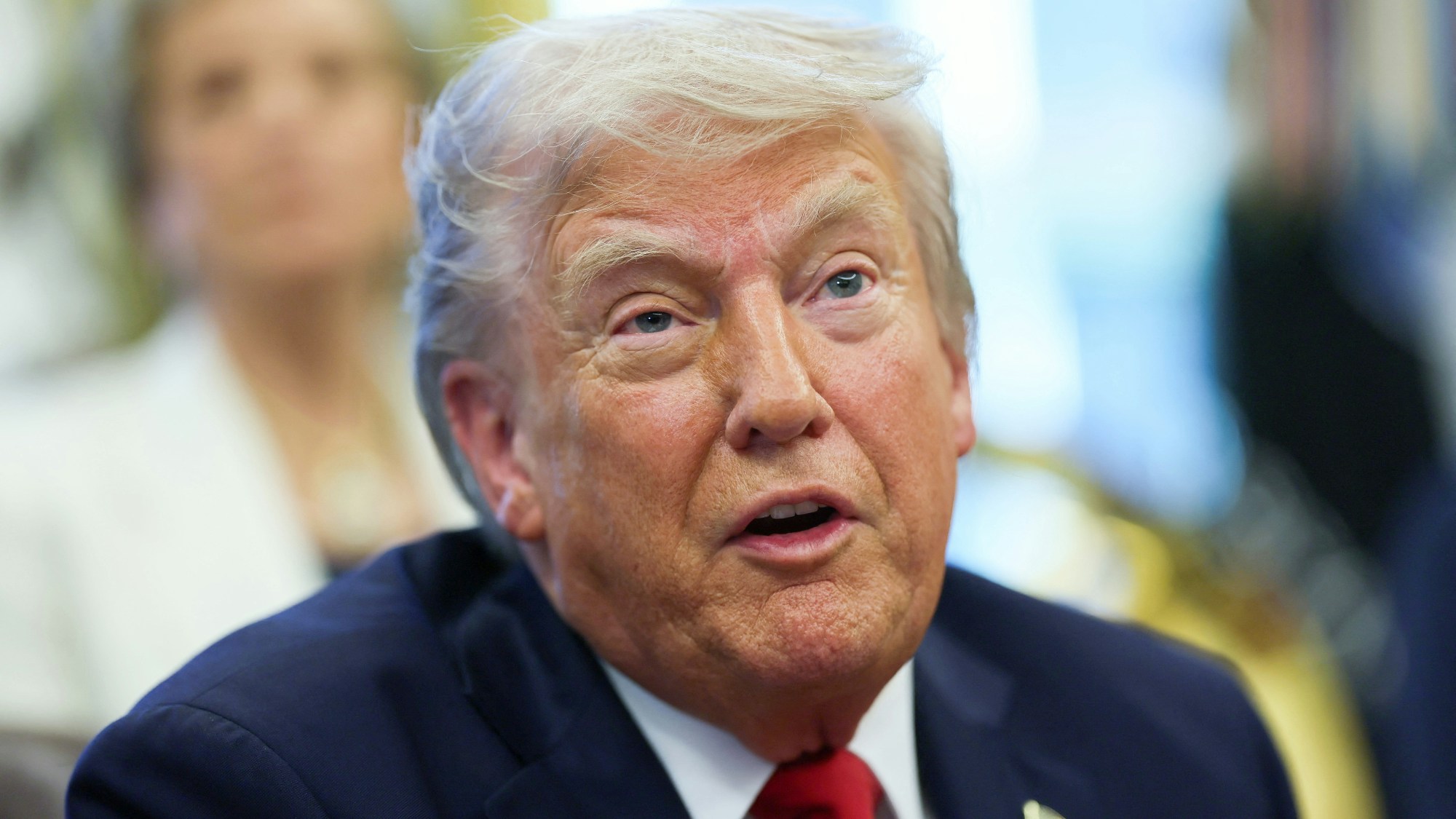 2025年4月23日,美國總統特朗普(Donald Trump,又譯川普)在美國華盛頓特區白宮橢圓形辦公室簽署行政命令時發表講話。(Reuters)