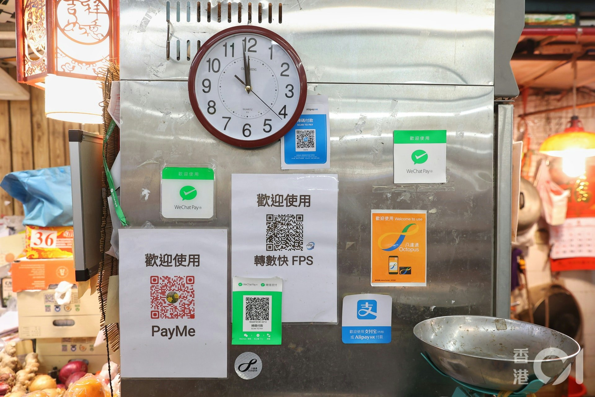 食環街市各款主要支付工具安裝率介乎8.9%至20%,當中微信支付安裝率較高,逹20%,而支付寶、八達通安裝率則分別為16.1%及8.9%。(資料圖片) 食環街市各款主要支付工具安裝率介乎8.9%至20%,當中微信支付安裝率較高,逹20%,而支付寶、八達通安裝率則分別為16.1%及8.9%。(資料圖片)