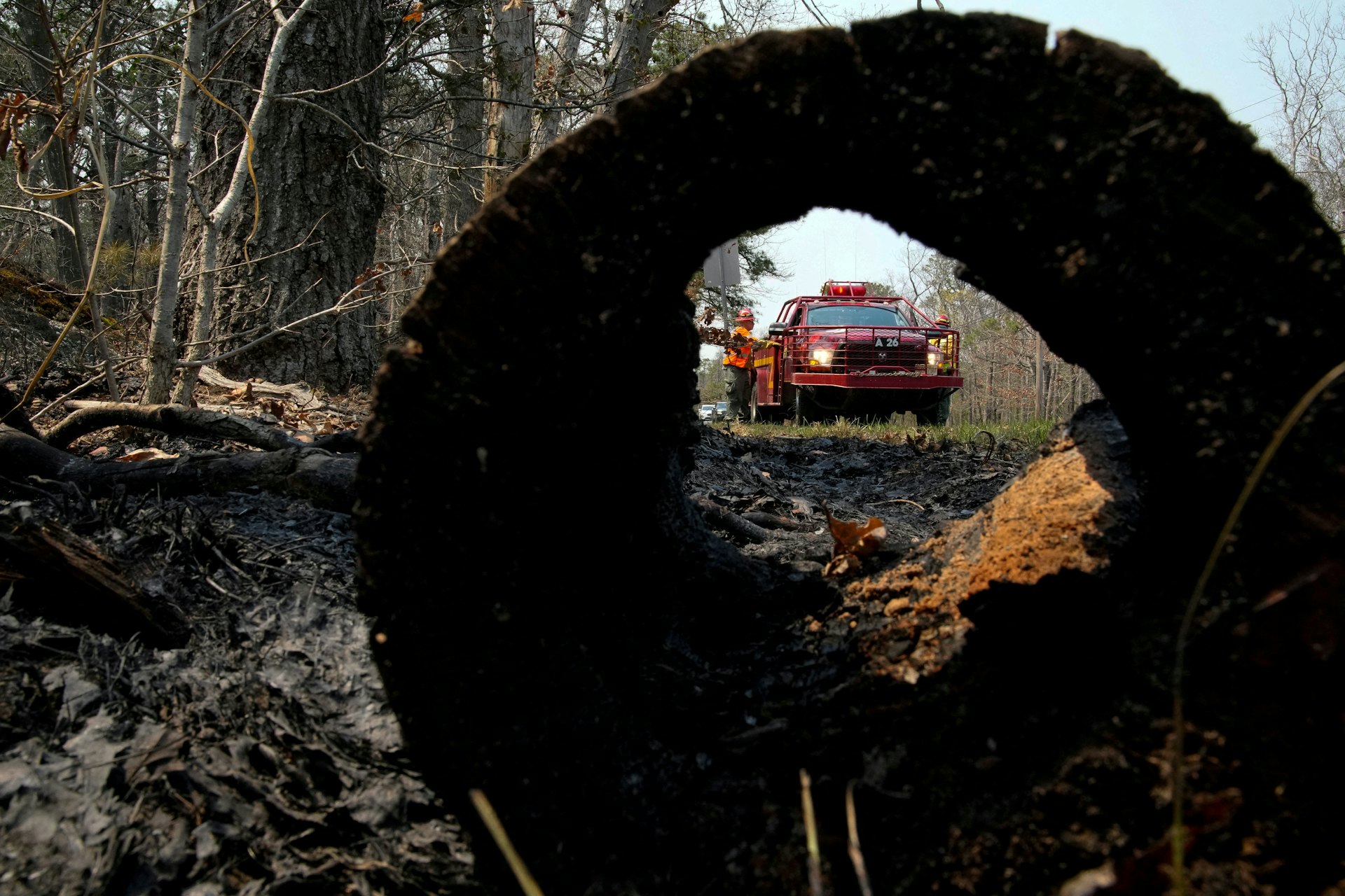 2025年4月23日,美國新澤西州大洋縣,一名消防員山火爆發地點工作。(Reuters) 2025年4月23日,美國新澤西州大洋縣,一名消防員山火爆發地點工作。(Reuters)