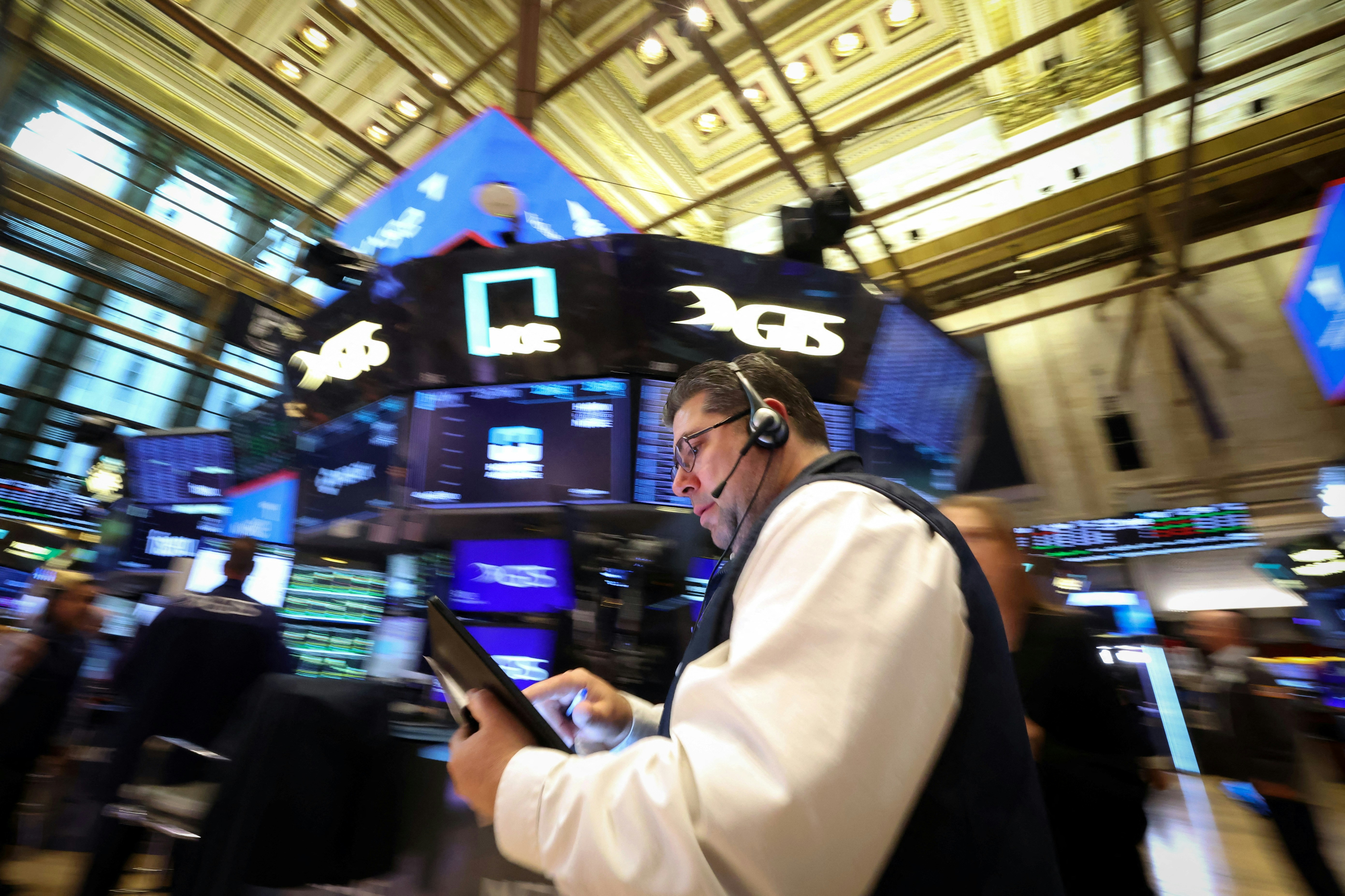 圖為2025年4月24日，交易員在美國紐約證券交易所（NYSE）大廳工作。（Reuters）