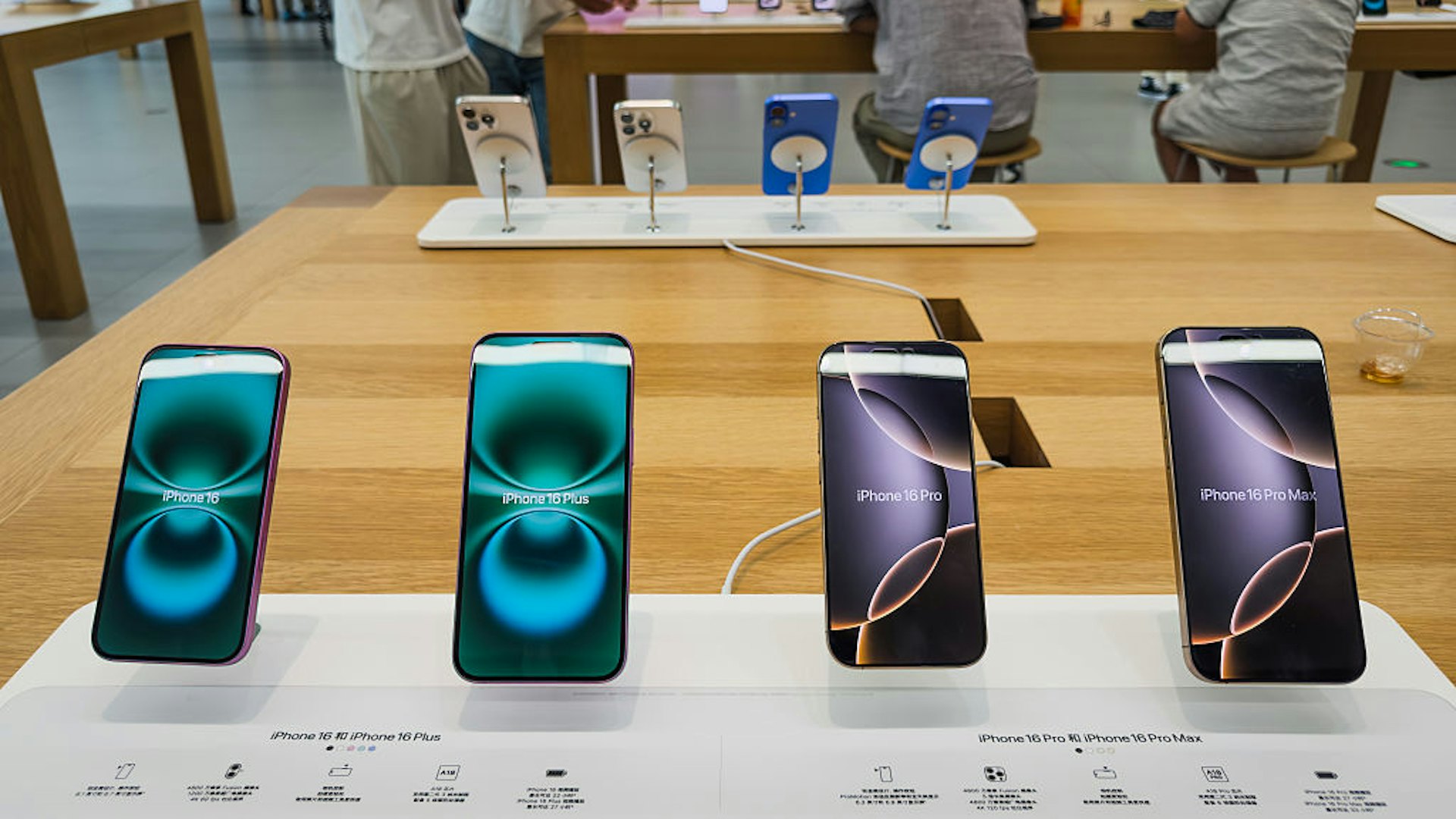 2025年4月19日,中國重慶,蘋果專門店內展示 iPhone 16、iPhone 16 Plus、iPhone 16 Pro 和 iPhone 16 Pro Max,吸引顧客探索最新機型。(Getty) 2025年4月19日,中國重慶,蘋果專門店內展示 iPhone 16、iPhone 16 Plus、iPhone 16 Pro 和 iPhone 16 Pro Max,吸引顧客探索最新機型。(Getty)