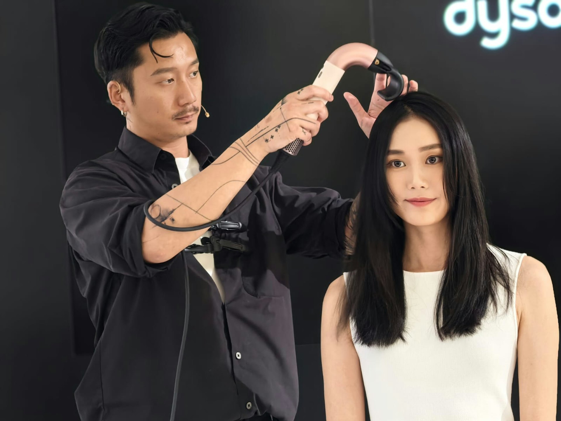 香港發佈會中,專業髮型師即席示範如何使用Dyson Supersonic r 風筒快速為頭髮造型。 香港發佈會中,專業髮型師即席示範如何使用Dyson Supersonic r 風筒快速為頭髮造型。