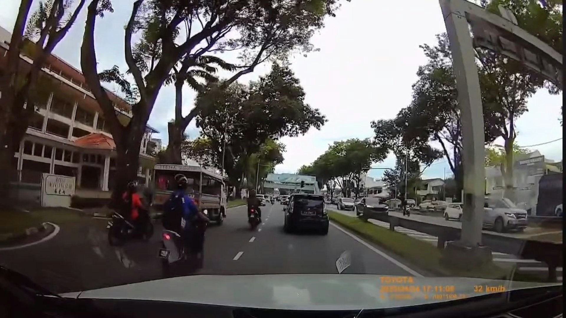 身穿藍衣的中學生想從卡車及私家車中間穿過。(「Penang idiot Parking & Reckless Driver.」 fb影片截圖 ) 身穿藍衣的中學生想從卡車及私家車中間穿過。(「Penang idiot Parking & Reckless Driver.」 fb影片截圖 )