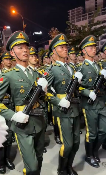 解放军现身越南胡志明市。 (视频截图)