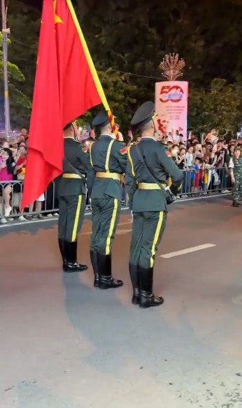 解放军现身越南胡志明市。 (视频截图)