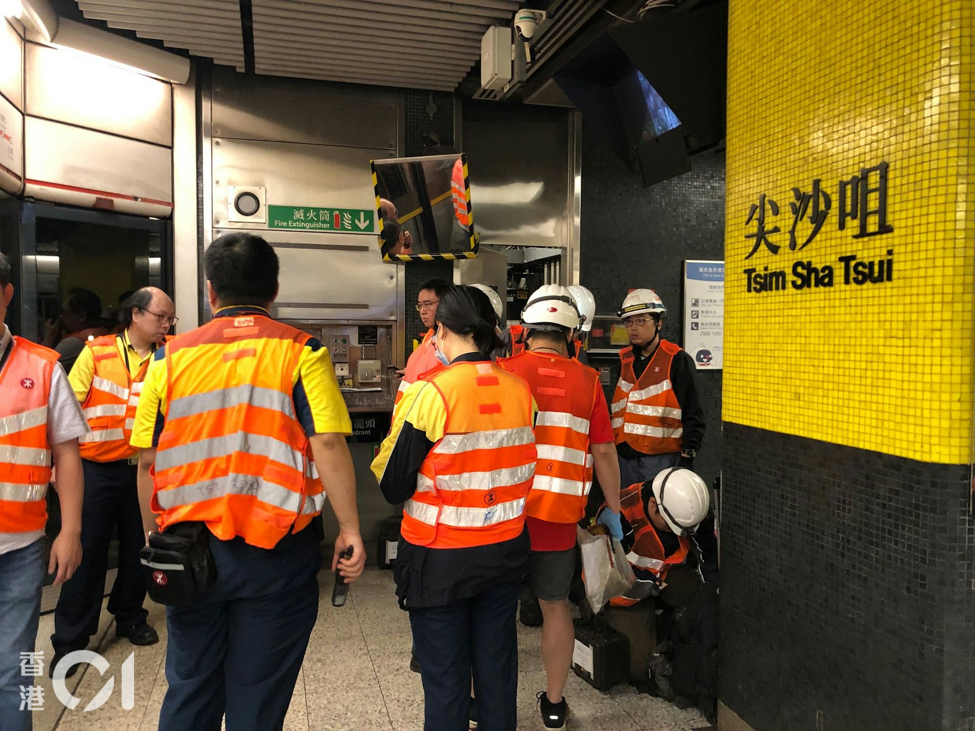 港鐵尖沙咀站附近信號設備故障,行車時間受影響,大批人員到場搶修。(讀者提供) 港鐵尖沙咀站附近信號設備故障,行車時間受影響,大批人員到場搶修。(讀者提供)
