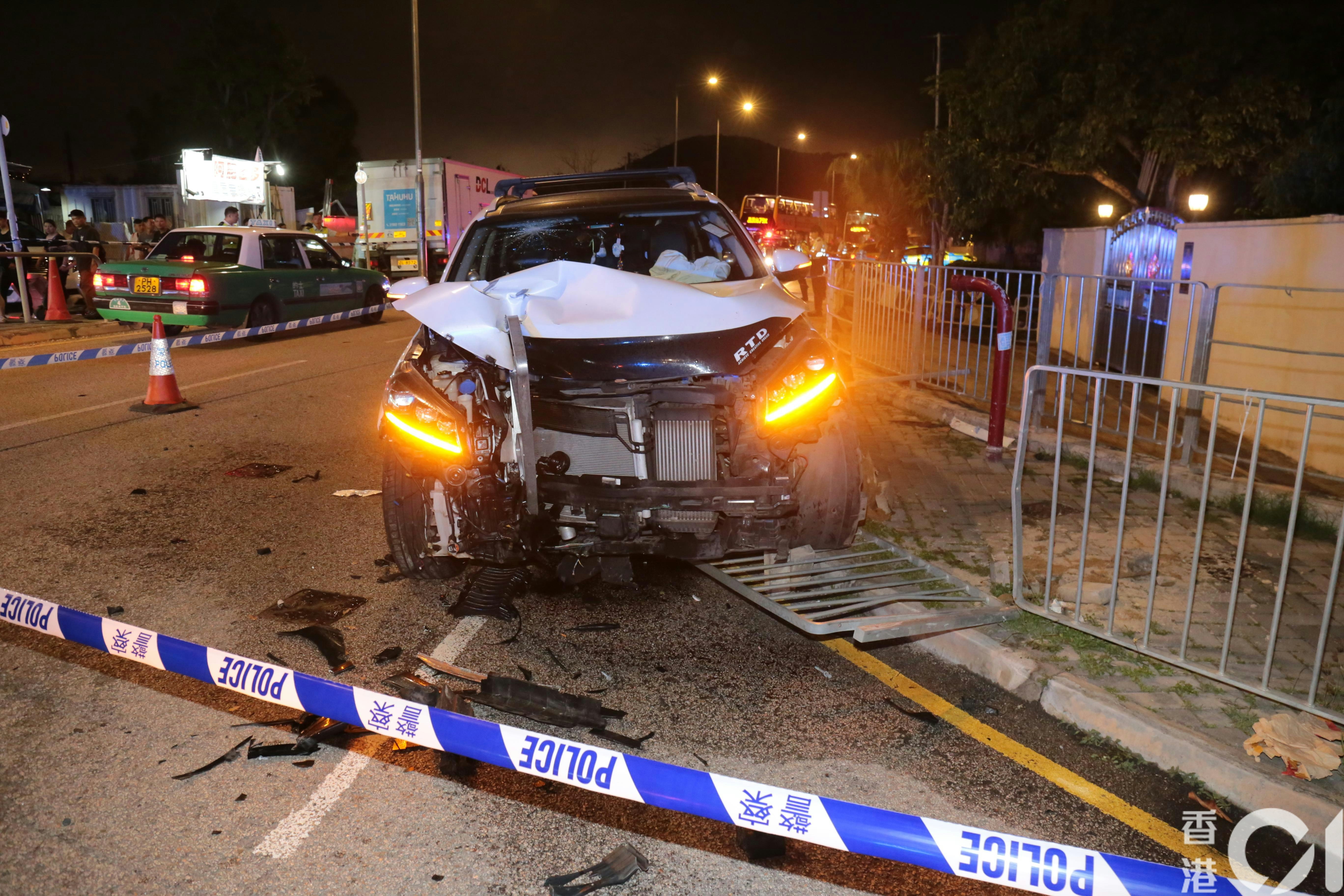 SUV掃毀一排路邊鐵欄,車頭嚴重損毀。(梁偉權攝)