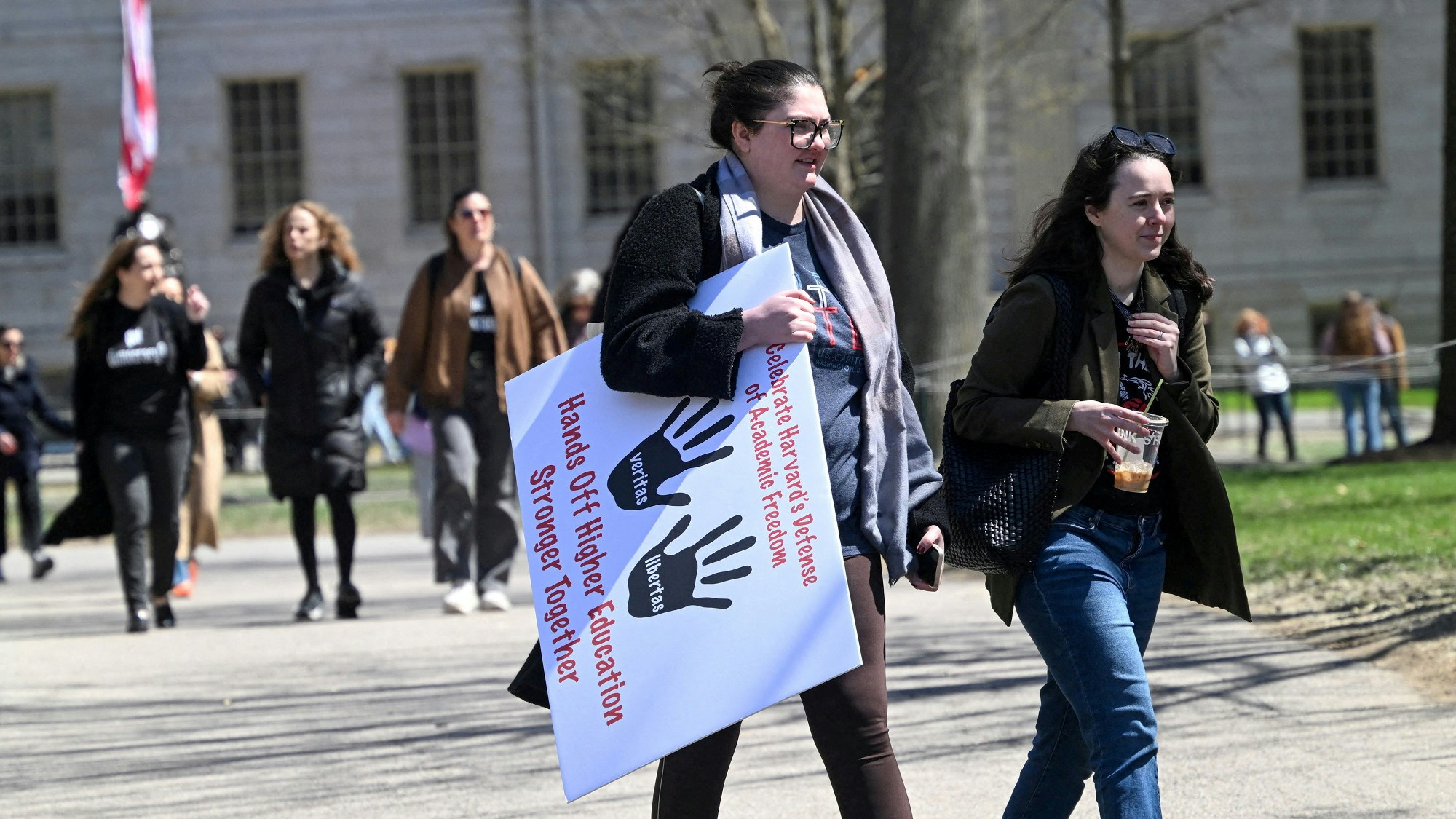 2025年4月17日，人們在美國麻省劍橋的哈佛大學（Harvard University），參與反對總統特朗普（Donald Trump）及其政府擬吊銷學生簽證的示威活動後準備離開。（Reuters）
