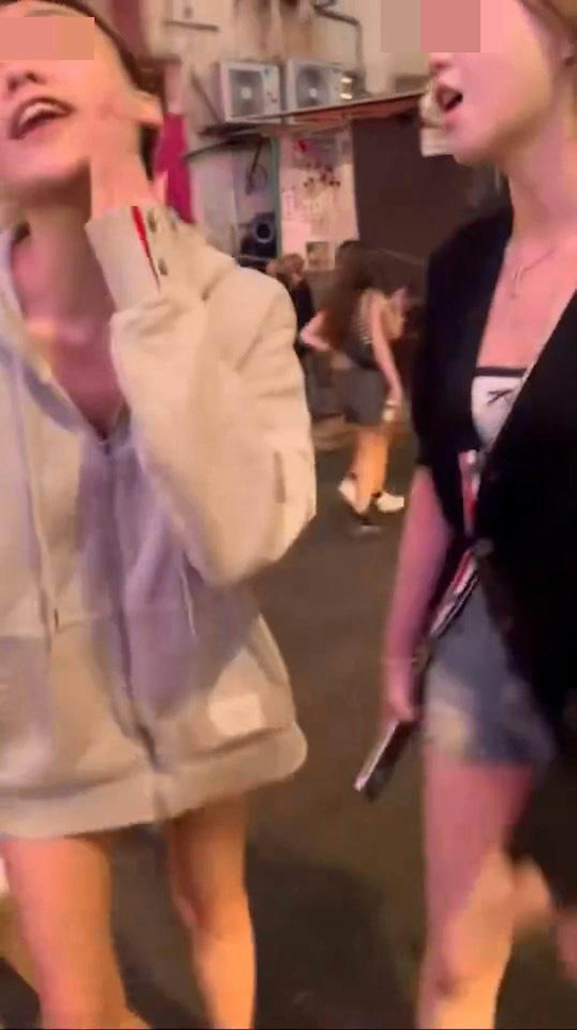 鏡頭左方、穿灰色外套的「MK妹」亦拍打自己臉部並上前說「打呢度!」。(hey_iam_vivi/threads影片截圖)