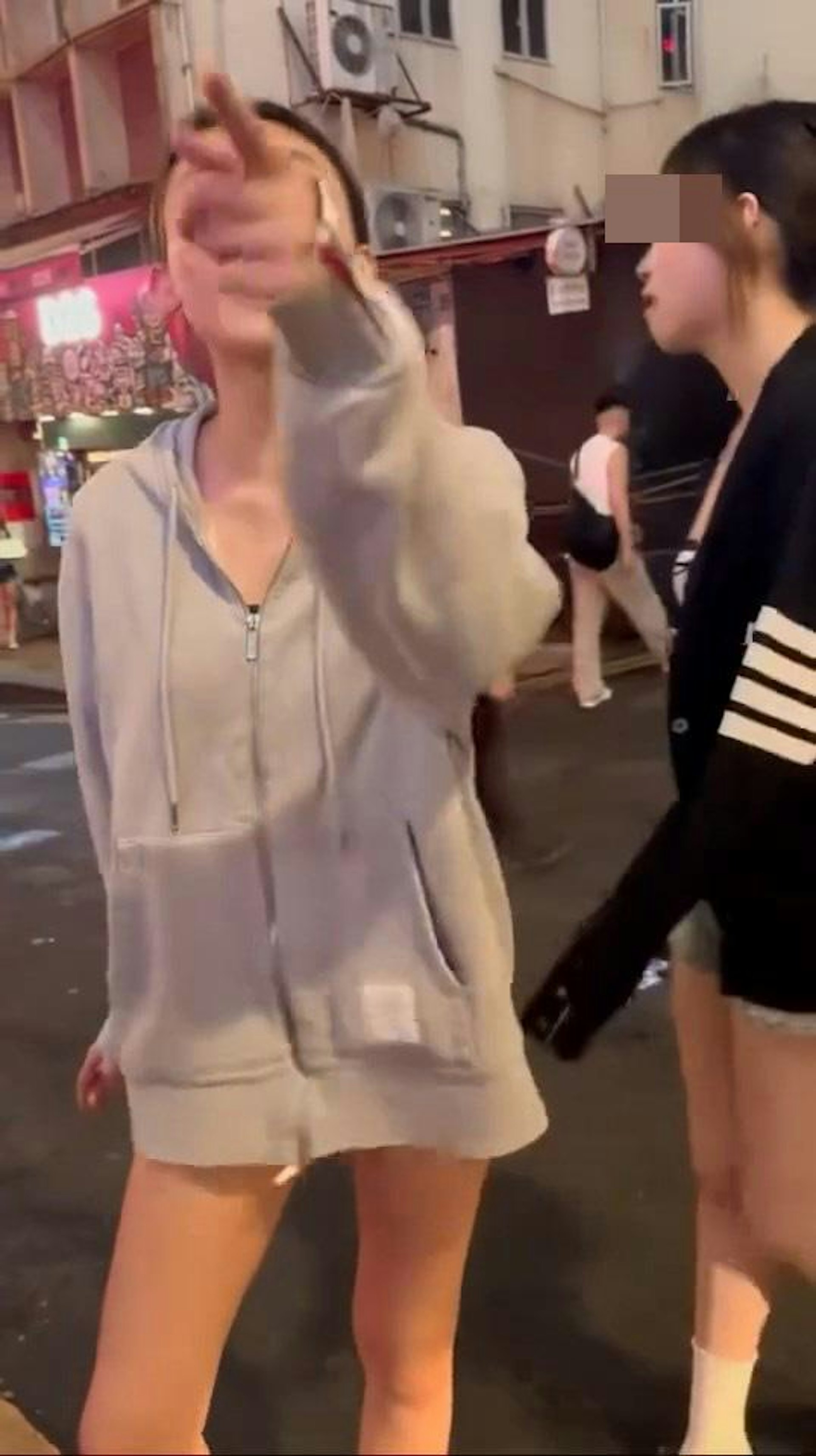 樓主與其朋友被2名「MK妹」包圍「挑機」。(hey_iam_vivi/threads影片截圖)