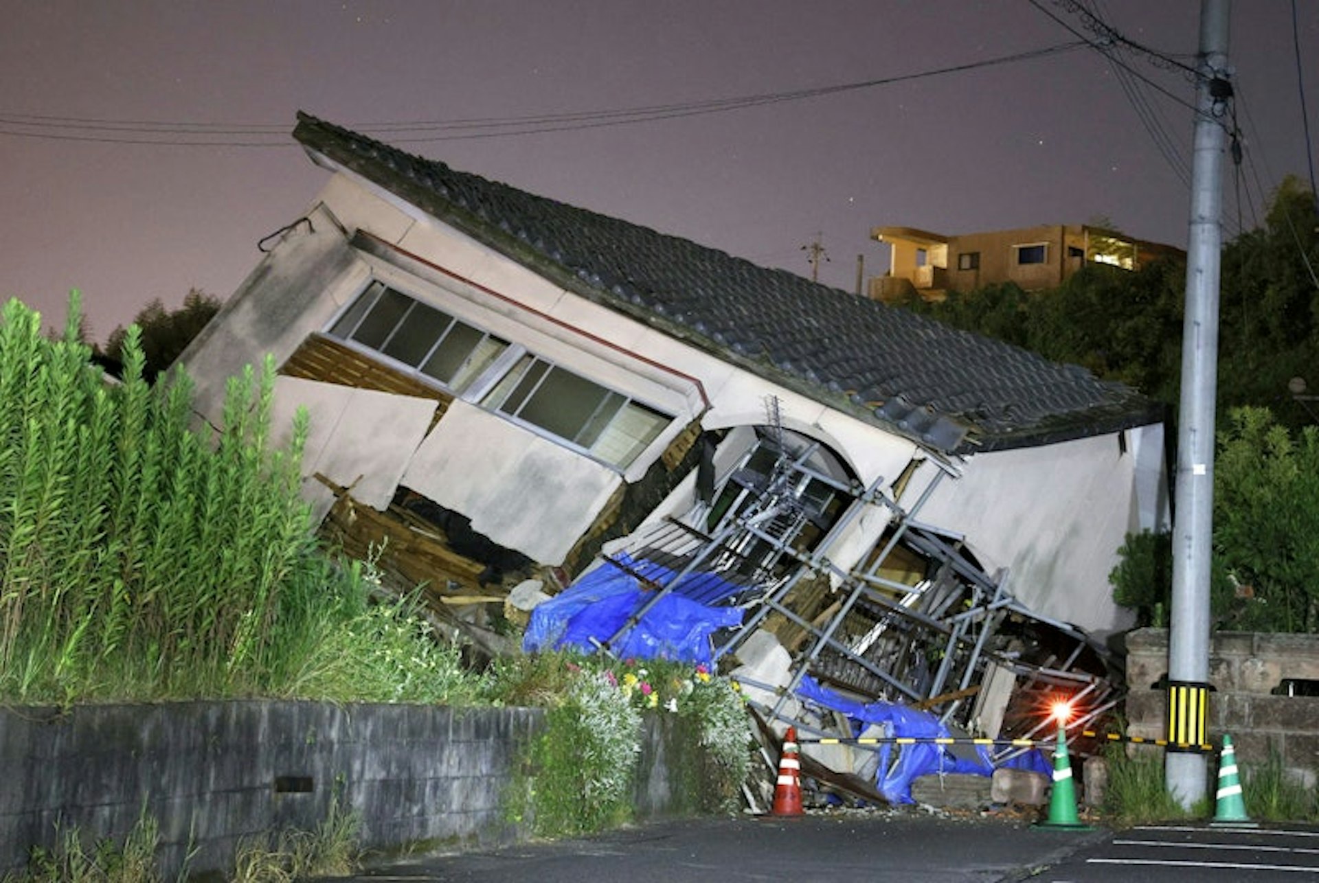示意圖:圖為「2024年8月8日」日本西南部鹿兒島縣大崎鎮地震房屋倒塌。(共同社 via REUTERS) 示意圖:圖為「2024年8月8日」日本西南部鹿兒島縣大崎鎮地震房屋倒塌。(共同社 via REUTERS)