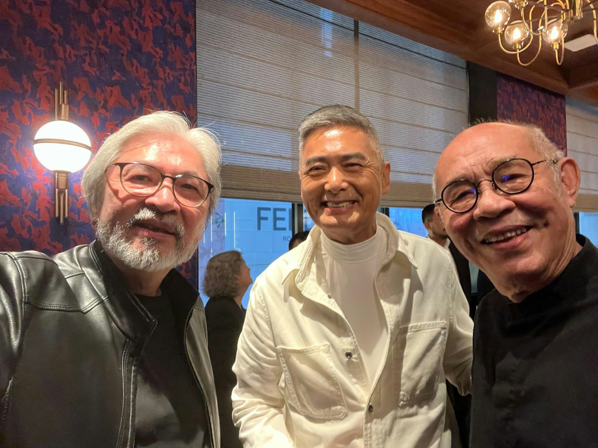 曾俊華(左一)出席杜琪峯的七十歲生日派對,與周潤發(中)、岑建勳(右)合照。(曾俊華FB) 曾俊華(左一)出席杜琪峯的七十歲生日派對,與周潤發(中)、岑建勳(右)合照。(曾俊華FB)